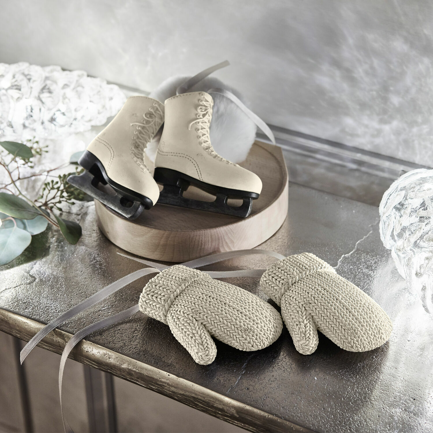 Anhänger 4er Set Collines Dekorative weisse Schlittschuhe und gestrickte Fäustlinge auf einem Metalltisch in winterlicher Dekoration
