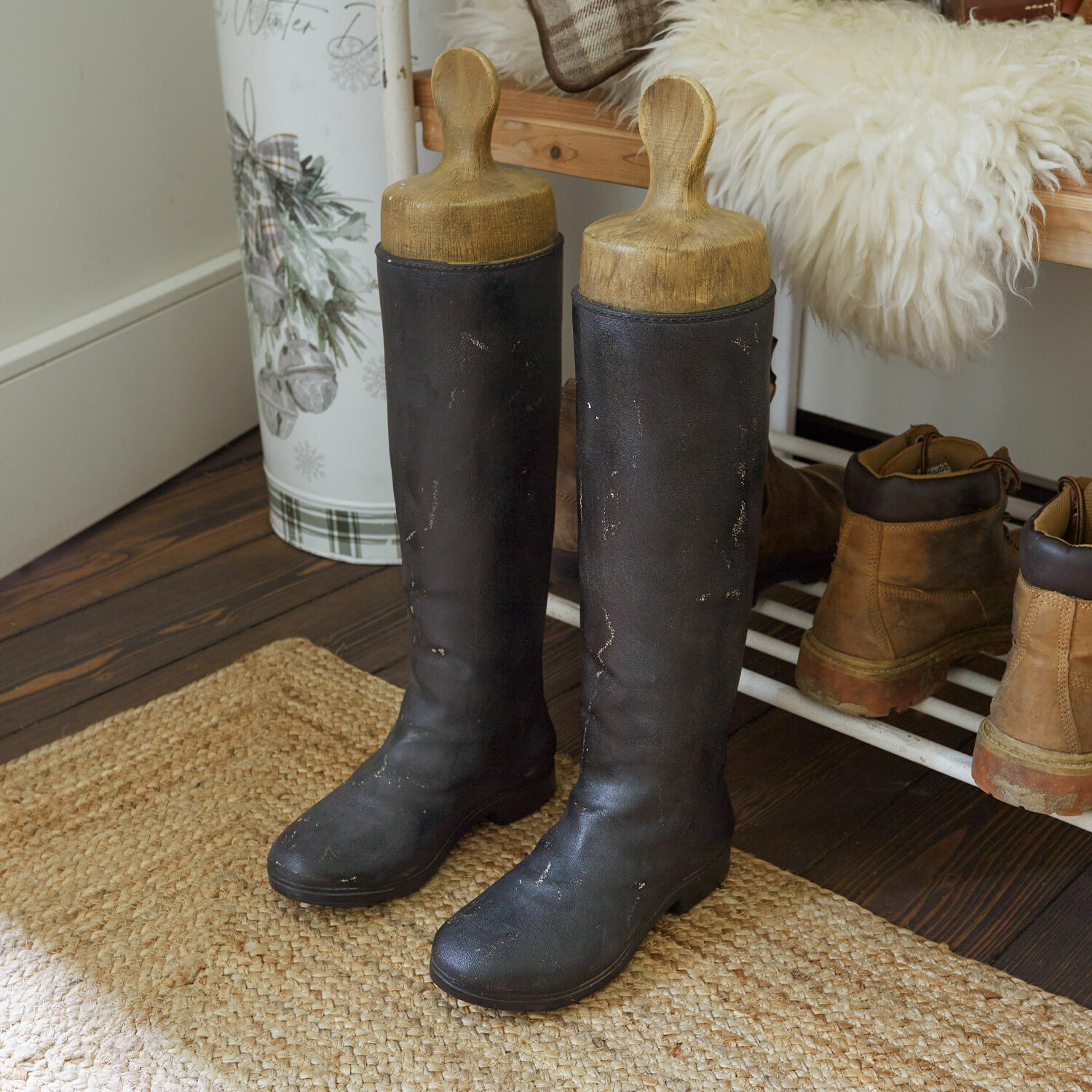 Deko-Stiefel Marnivaux Schwarze Lederstiefel mit Holzspannern auf einem Teppich im Korridor neben dem Schuhregal