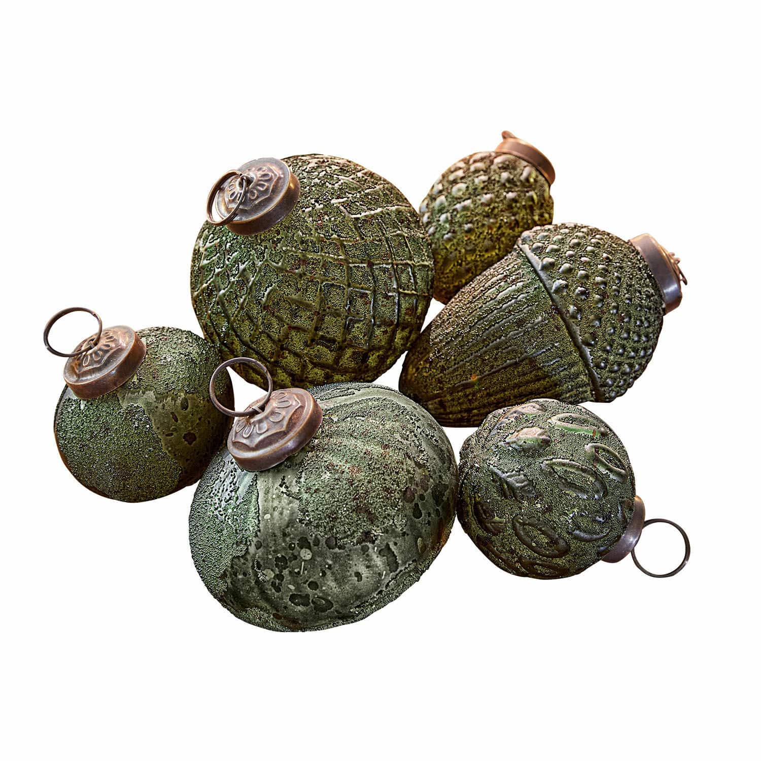 Set aus grünen Christbaumkugeln mit Struktur und Metallringen zum Aufhängen am Baum