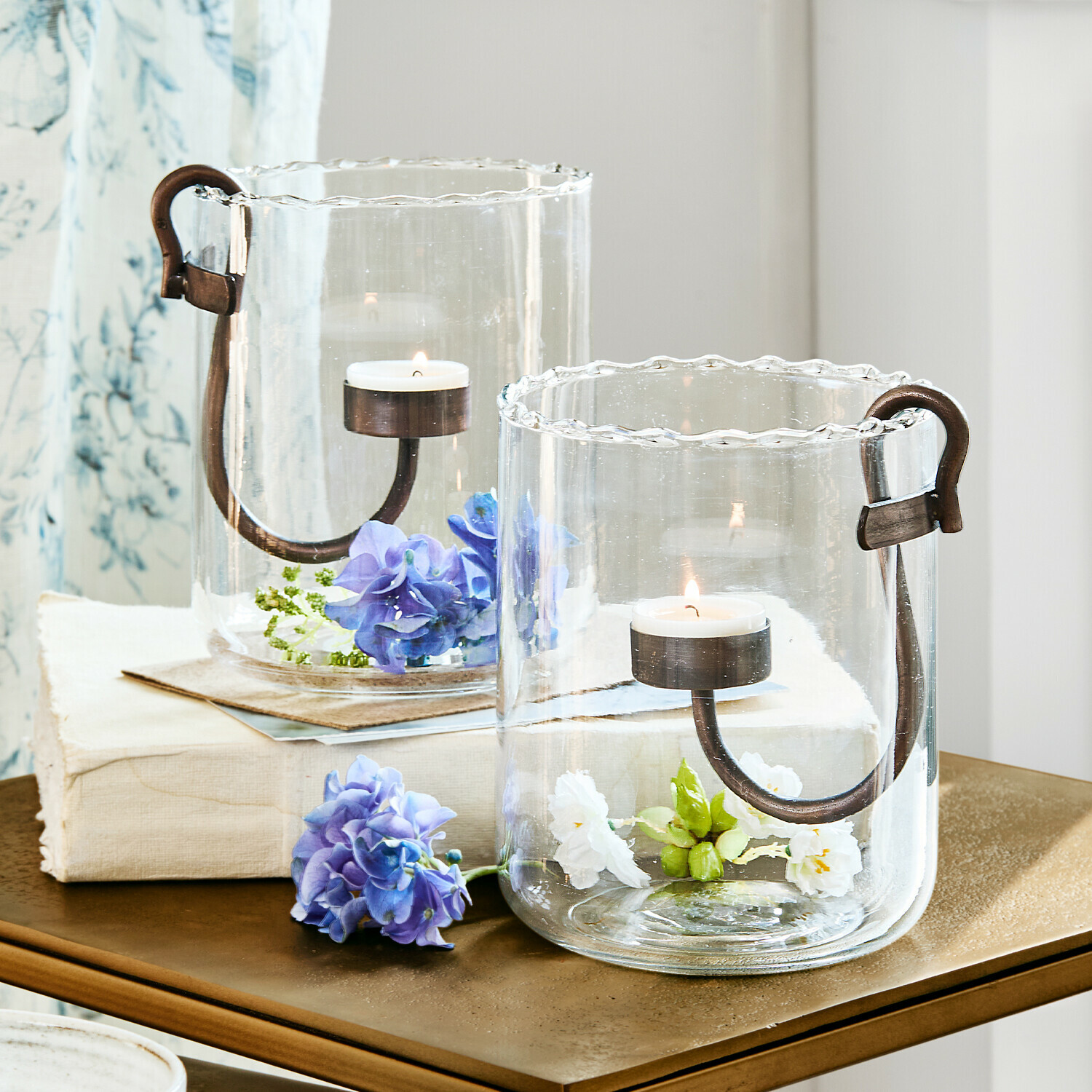 Windlicht 2er Set Lynn Glaswindlichter mit Metallgriffen und Blumen, elegante Tischdekoration für Wohnräume