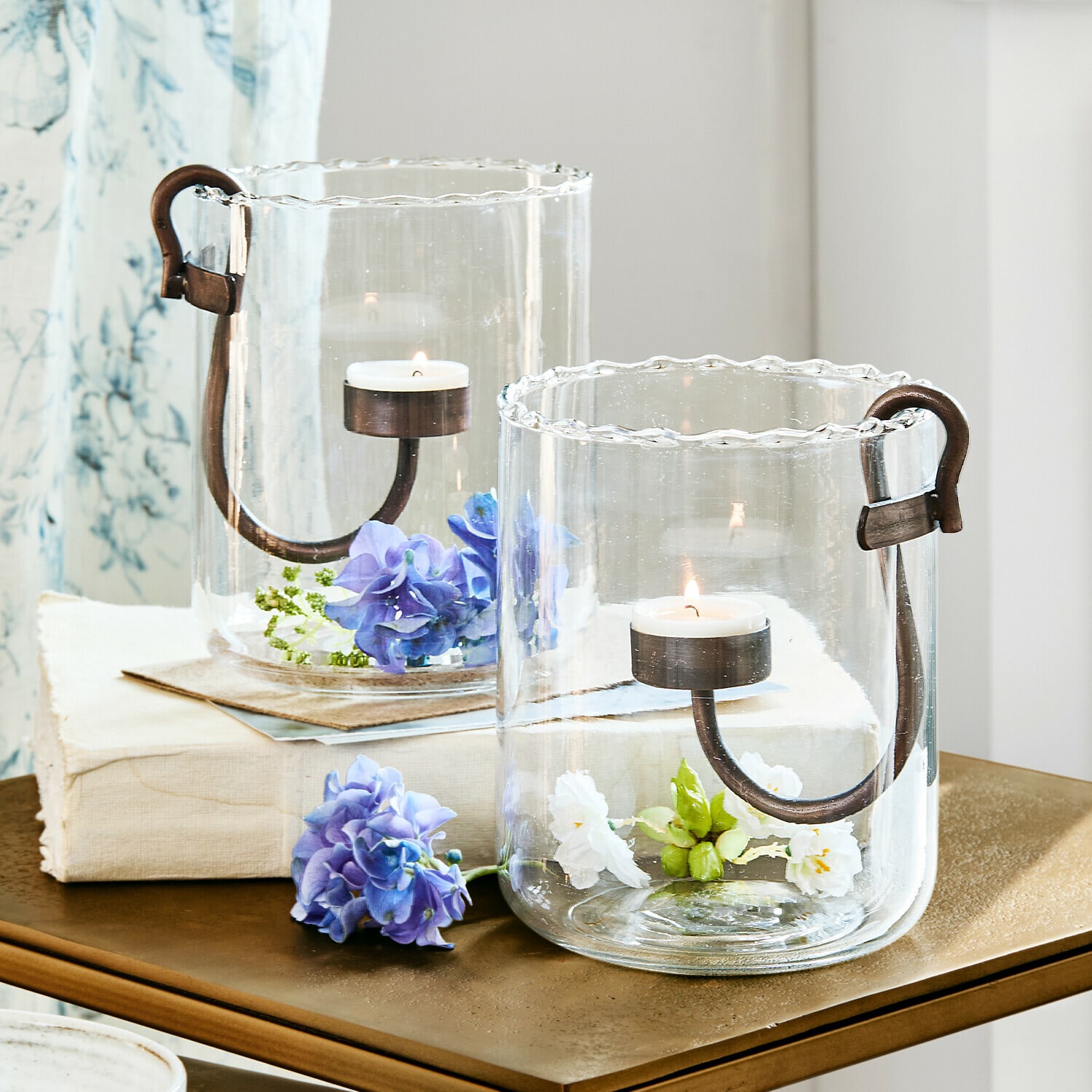 Windlicht 2er Set Lynn Glaswindlichter mit Metallgriffen und Blumen, elegante Tischdekoration für Wohnräume
