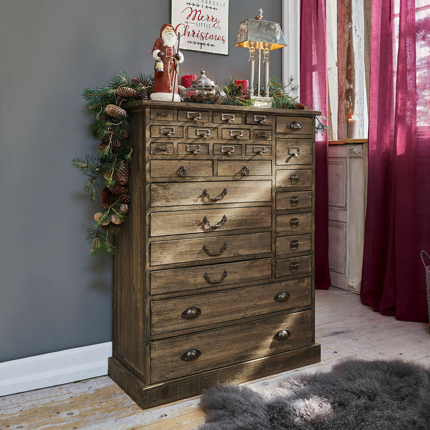 Kommode Darling Vintage Holzkommode mit vielen Schubladen, weihnachtlich dekoriert mit Tannenzweigen und Lampe