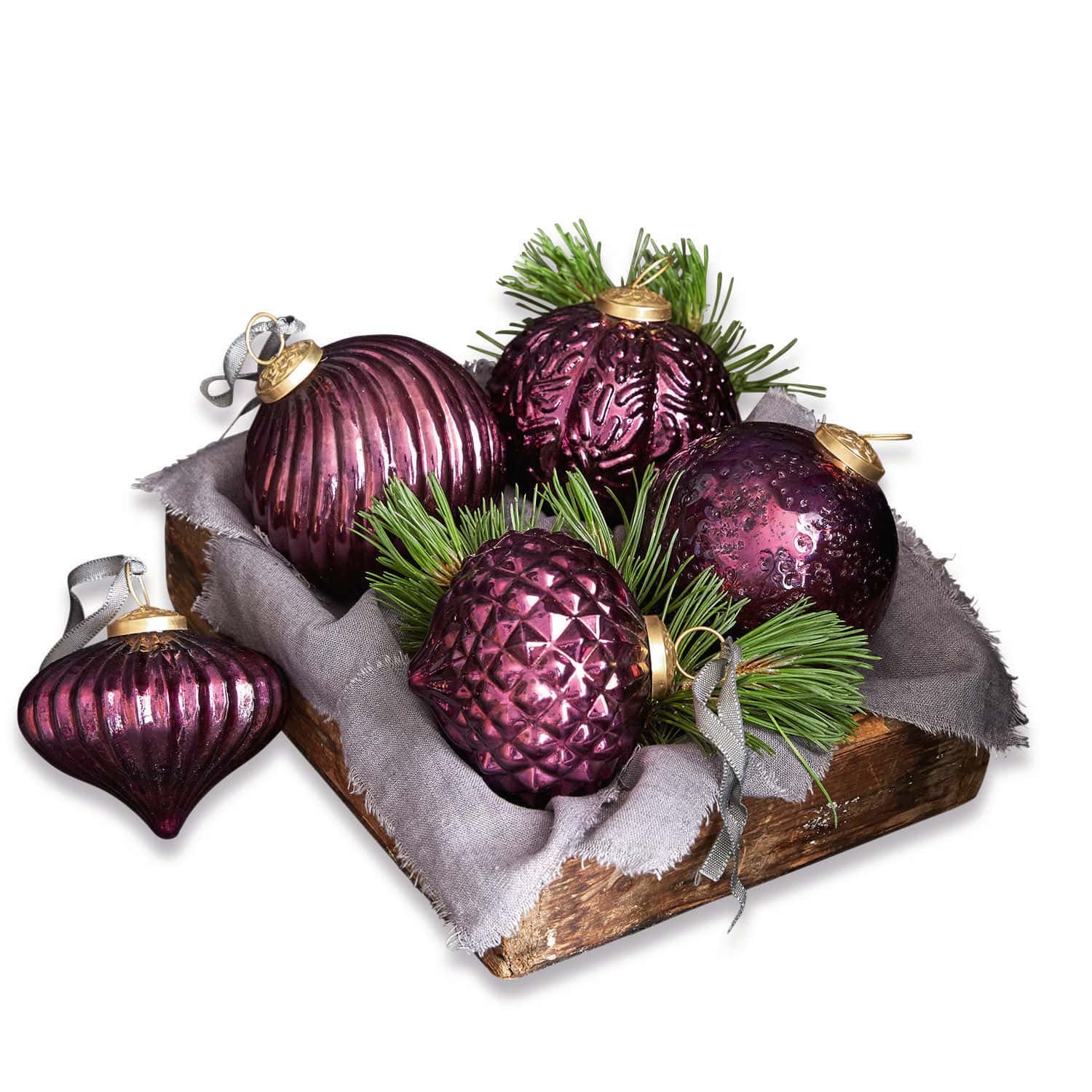 Weihnachtsschmuck 5er Set Sambre Set aus violetten Glas-Weihnachtskugeln mit grünen Zweigen auf einem Holztablett