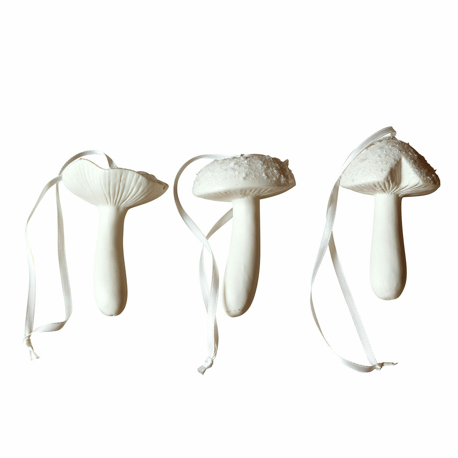Deko-Pilz 3er Set Qilexor Set mit drei weissen Keramik-Pilzanhängern mit Bändern zum Aufhängen, festliche Dekoration