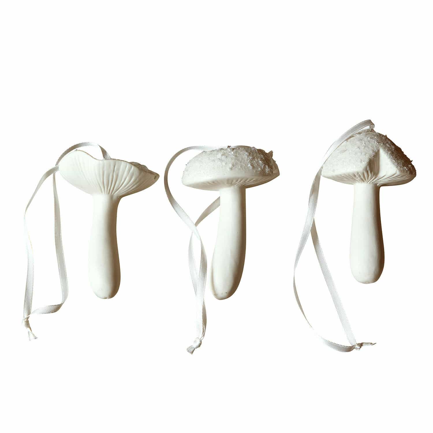 Deko-Pilz 3er Set Qilexor Set mit drei weissen Keramik-Pilzanhängern mit Bändern zum Aufhängen, festliche Dekoration