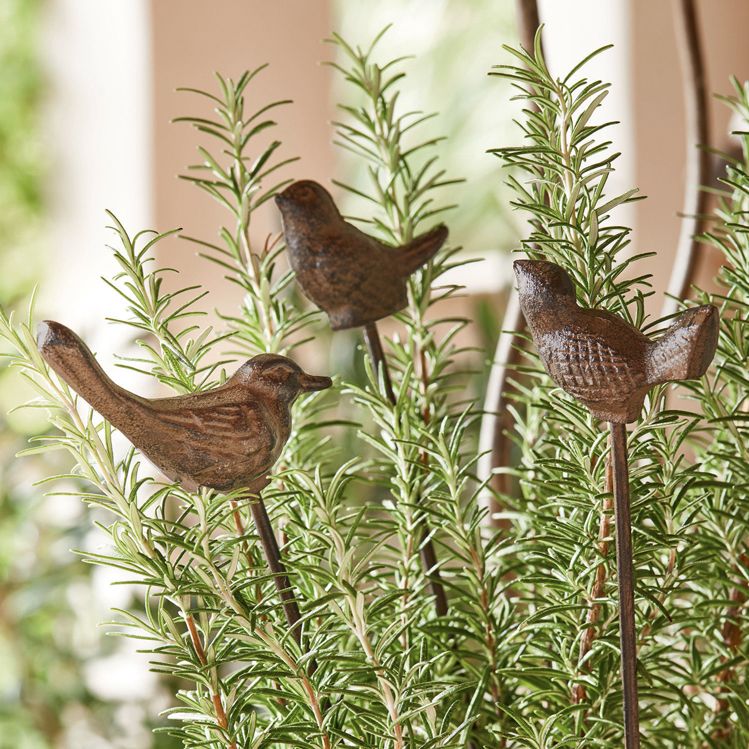 Gartenstab 3er Set Laver Dekorative braune Metallvögel auf Stäben in grünen Pflanzen als Gartendekoration