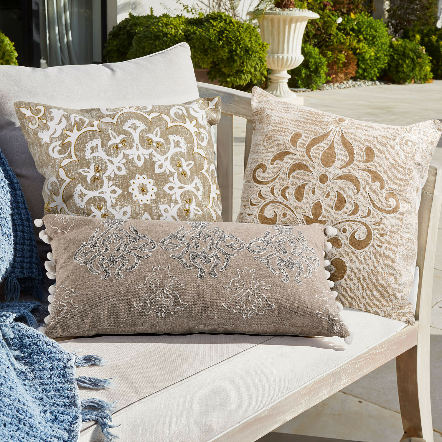 Kissenhülle 3er Set Emelin Dekorative Kissen in Beige und Weiss mit Mustern auf hellem Sofa im Aussenbereich