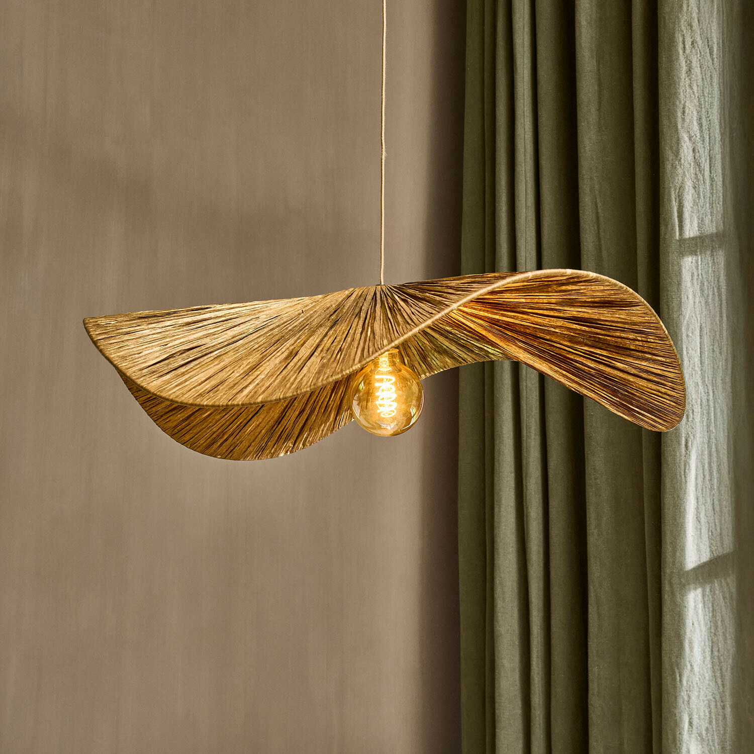 Hängelampe Calouris Goldfarbige Hängeleuchte in Blattform aus strukturiertem Material, dekorative Wohnzimmerlampe