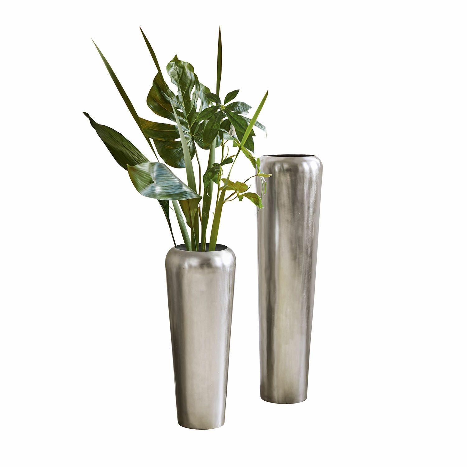 Bodenvase 2er Set Carolan Zwei hohe silberne Metallvasen mit grünen Blättern als moderne Wohnraumdekoration.