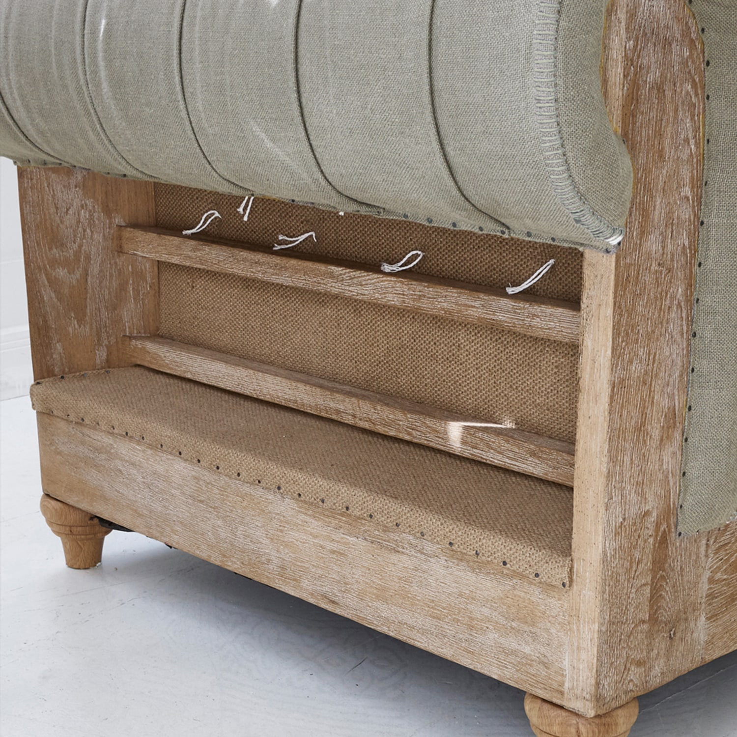 Sofa aus hellem Holz und beigem Stoff mit sichtbarer Konstruktion und Möbel-Details