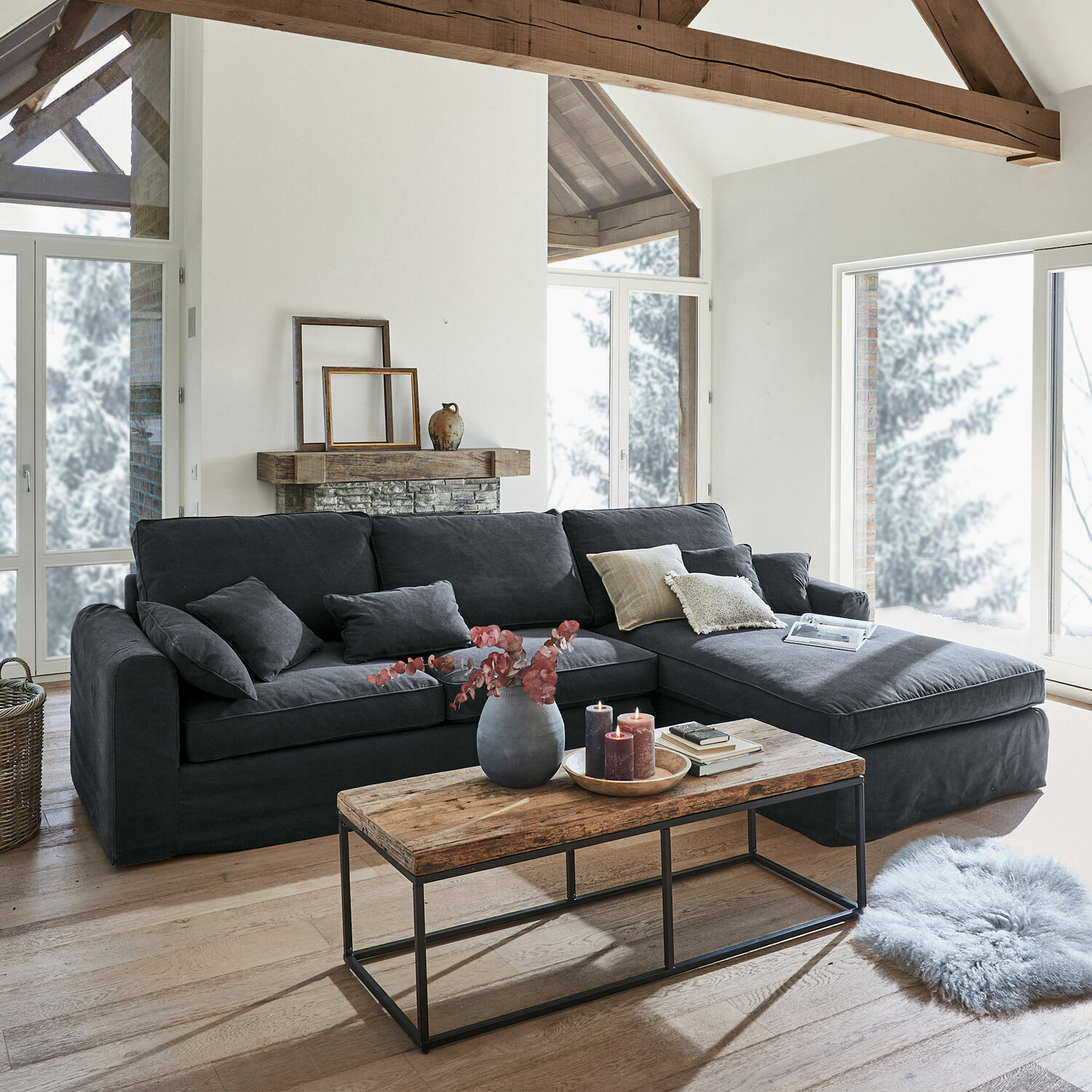 Sofa Seaford Graues Ecksofa aus Stoff in modernem Wohnzimmer mit Holztisch und grossen Fenstern