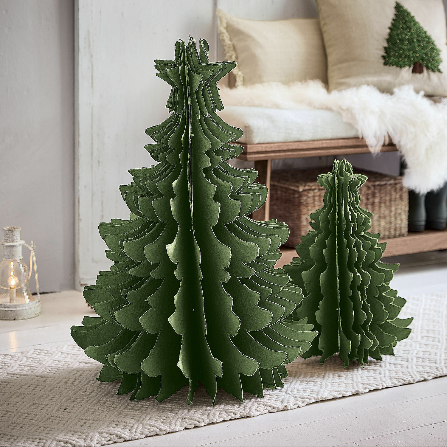 Deko-Baum 2er Set Amuré Grüne Filz-Weihnachtsbäume als Dekoration auf Teppich in hellem Raum, festliche Wohnaccessoires