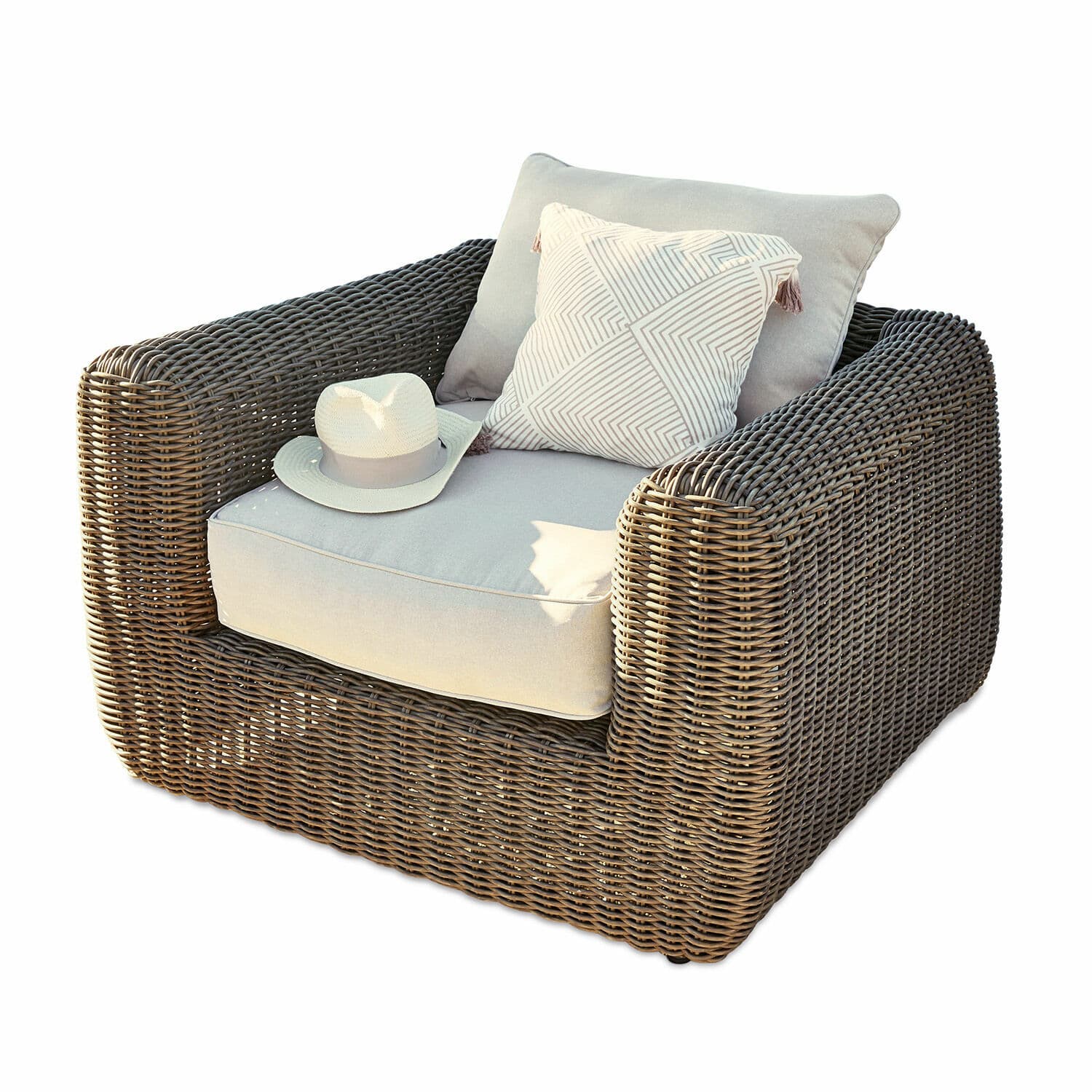Sessel Bogdanne Sessel aus braunem Rattan mit hellgrauen Polstern und dekorativem Kissen mit geometrischem Muster