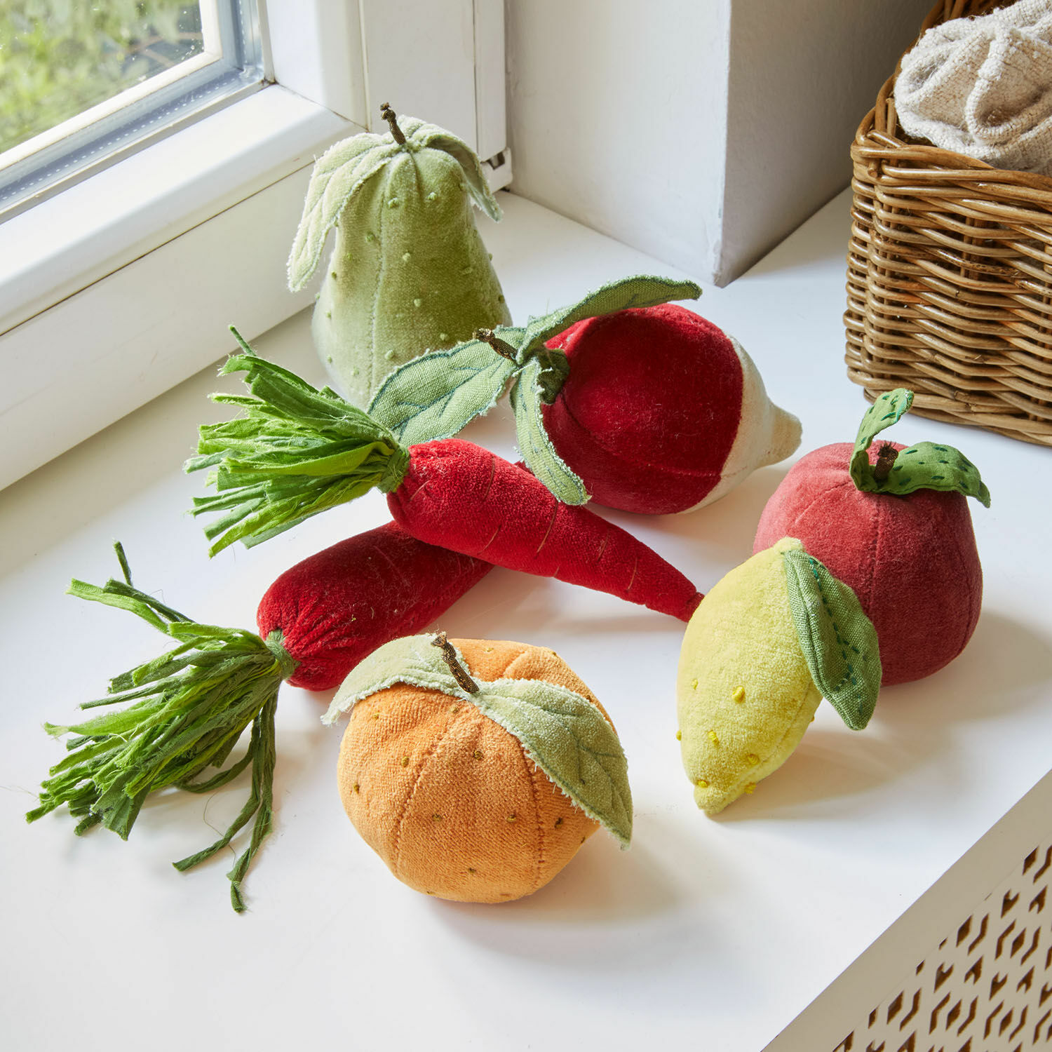 Stoffobst & -gemüse 7er Set Mivola Buntes Plüsch-Obst und Gemüse Set auf weissem Fensterbrett, dekorative Textilspielzeuge