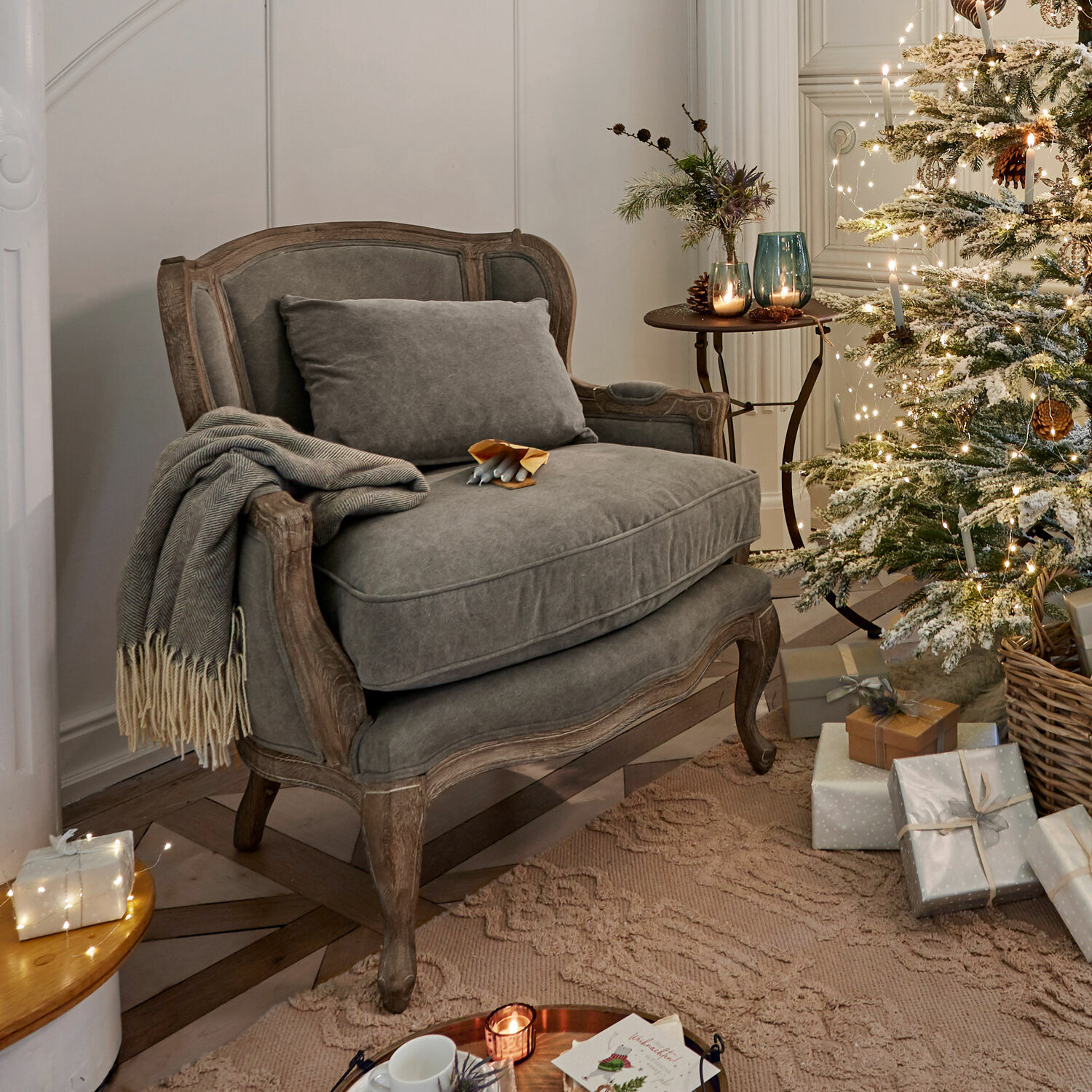 Sessel Kingswinford Graues Polstersofa mit Holzrahmen in einem gemütlichen Zimmer mit Weihnachtsbaum und Geschenken