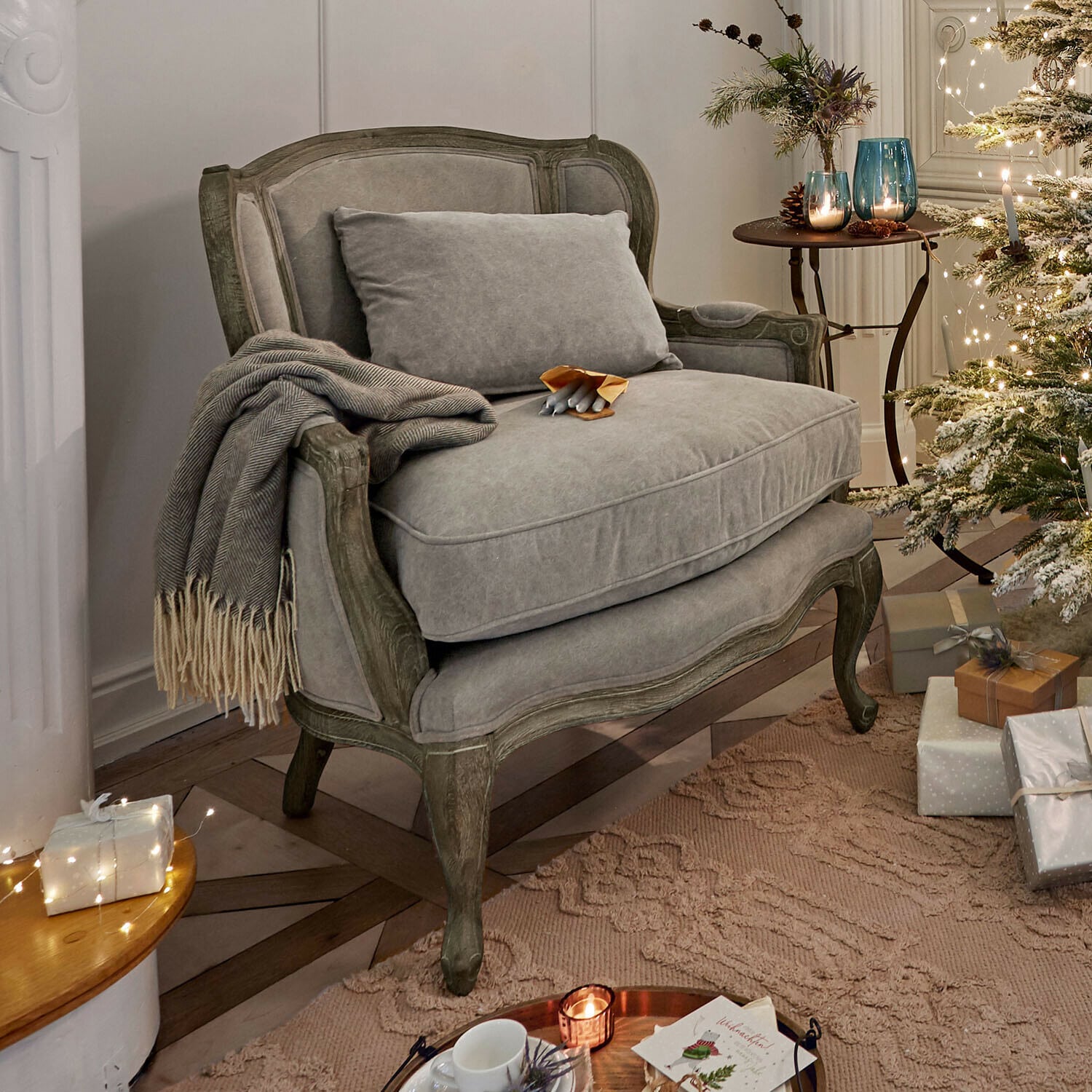 Sessel Kingswinford Graues Polstersofa mit Holzrahmen in einem gemütlichen Zimmer mit Weihnachtsbaum und Geschenken