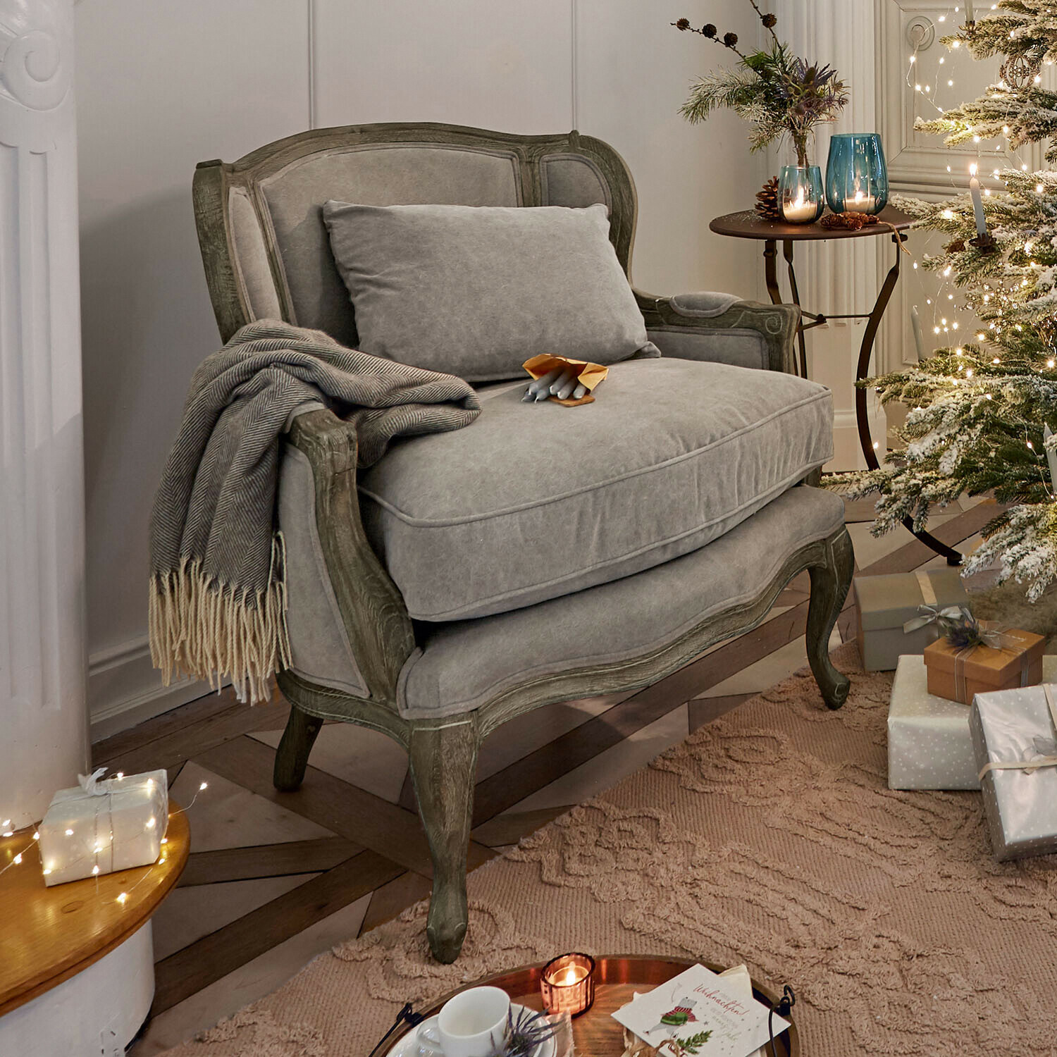 Sessel Kingswinford Graues Polstersofa mit Holzrahmen in einem gemütlichen Zimmer mit Weihnachtsbaum und Geschenken
