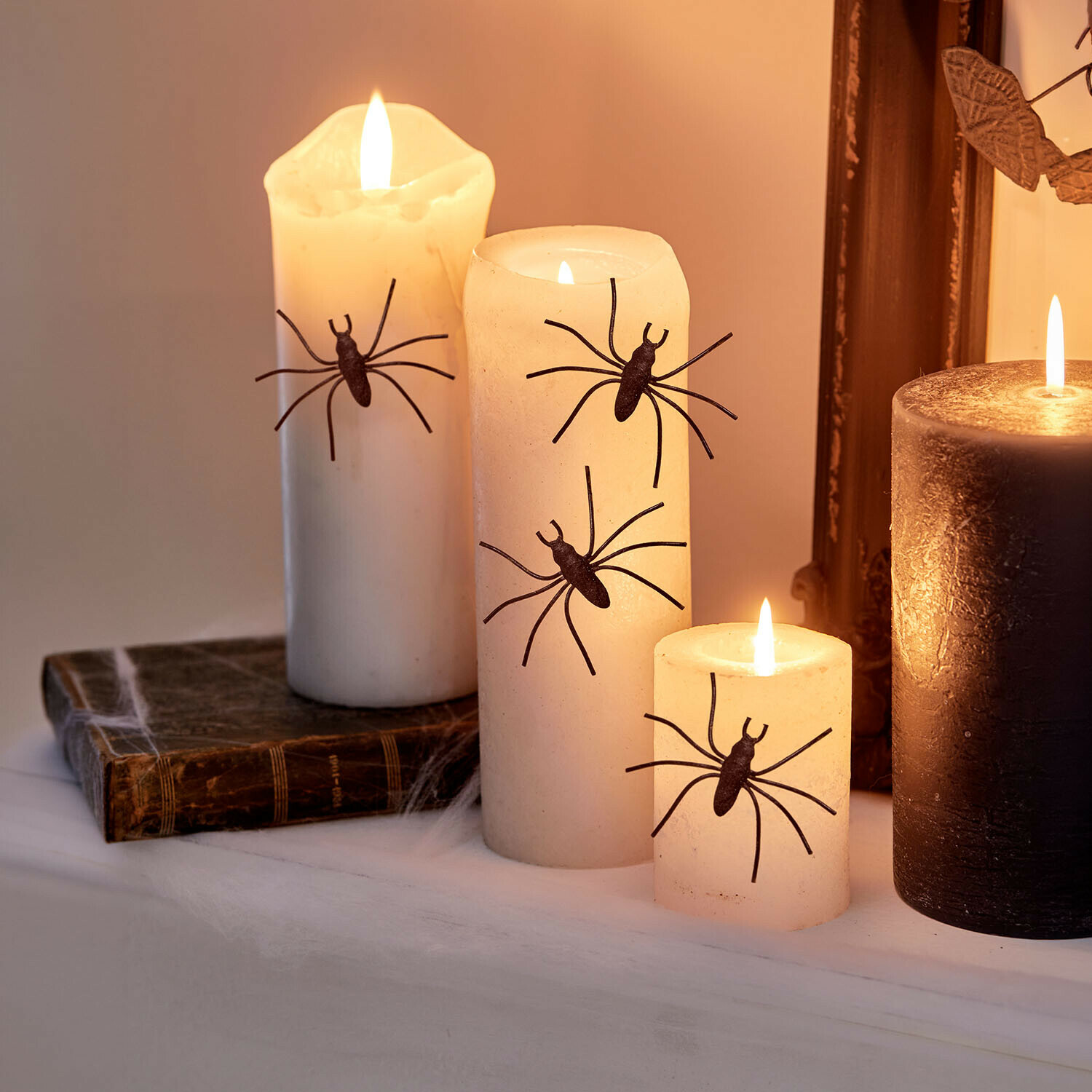 Deko-Pin 4er Set Gwynetha Weiße Dekokerzen mit schwarzen Spinnen für Halloween, stimmungsvolle Beleuchtung