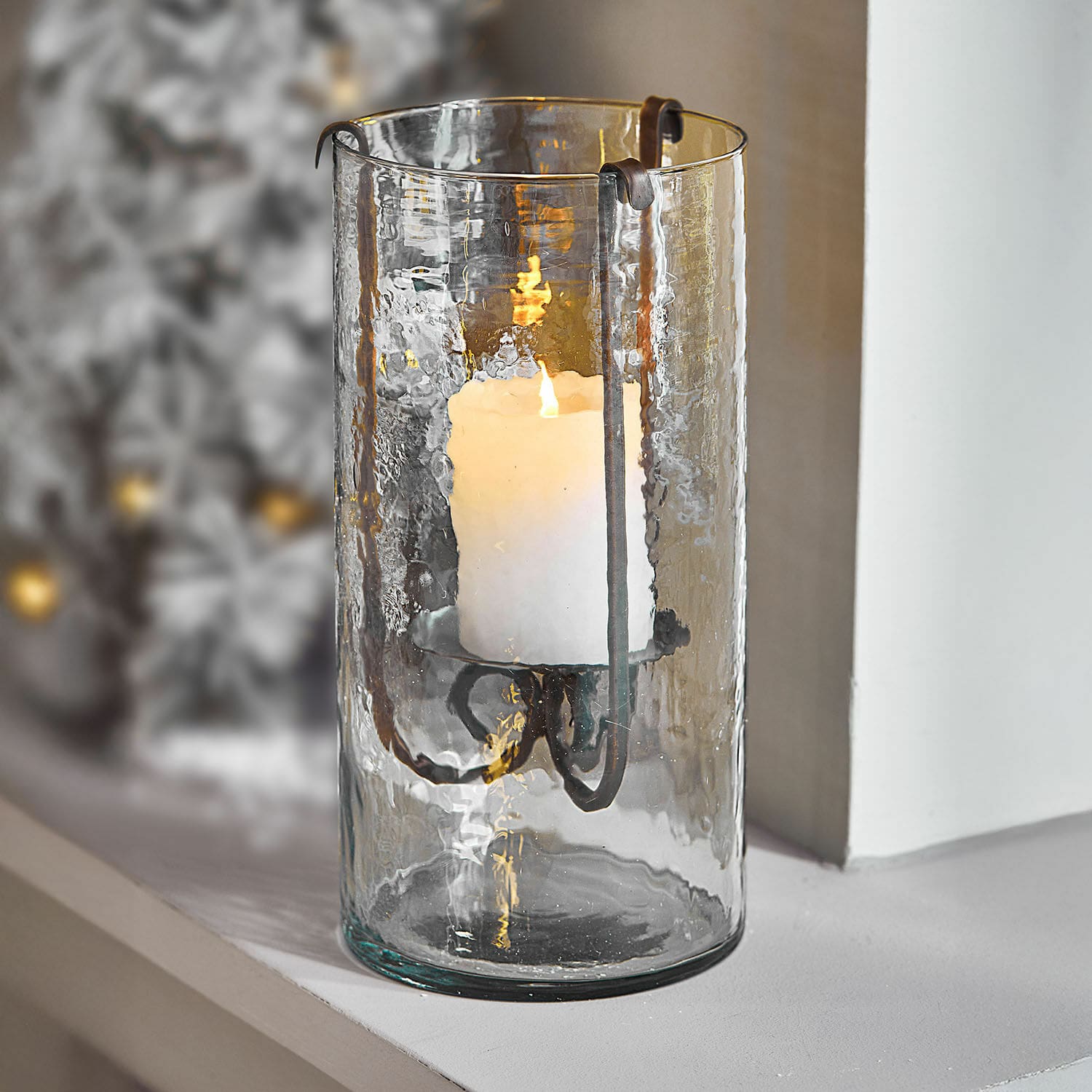 Windlicht Thjora Glaswindlicht mit Metallhalter und weisser Kerze, Wohnaccessoire, LED-Beleuchtung
