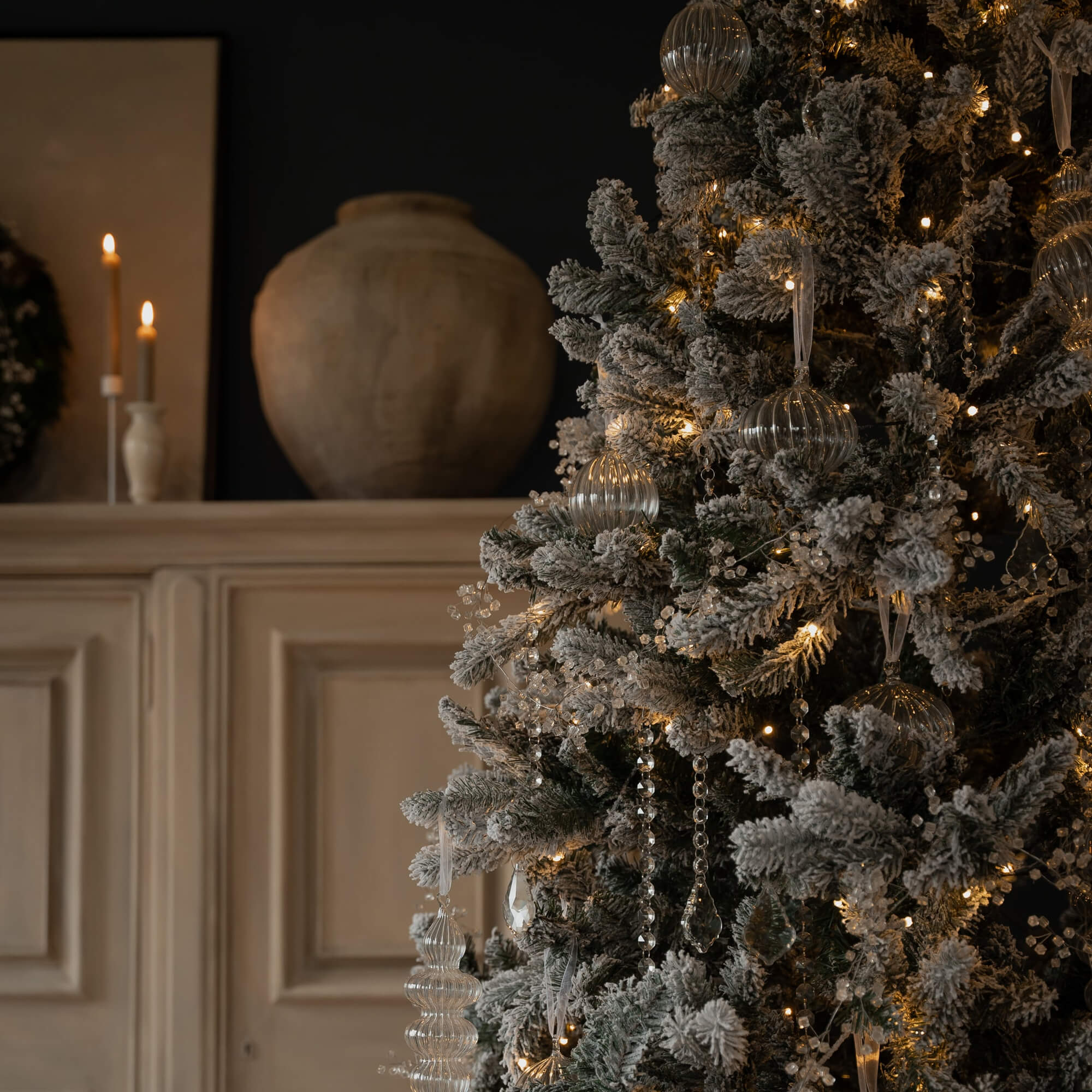Künstlicher Weihnachtsbaum mit weissem Schneeeffekt und gläsernen Anhängern, LED-Lichterkette