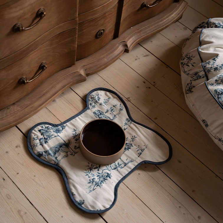 Baumwoll-Unterlage für Futternapf in Creme mit blauem Blumen- und Tiermuster, dekorativ und funktional