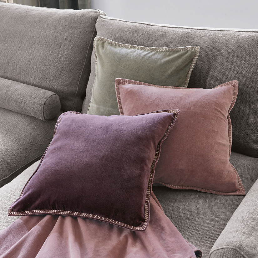 3er-Set Allonnes-Kissen aus Samt in Rosa, Violett und Grün auf grauem Sofa