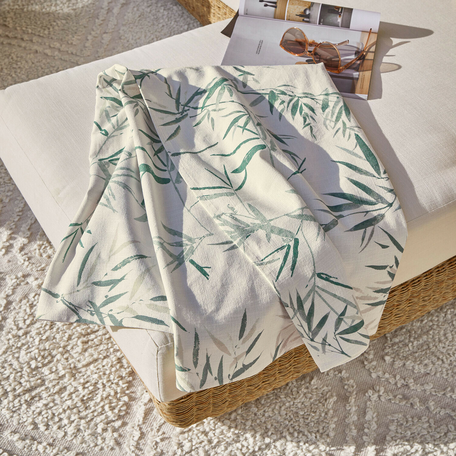Plaid Clarisa Leinentischdecke in Weiss mit grünem Blattmuster auf Sofa, Wohntextilien und Dekoration
