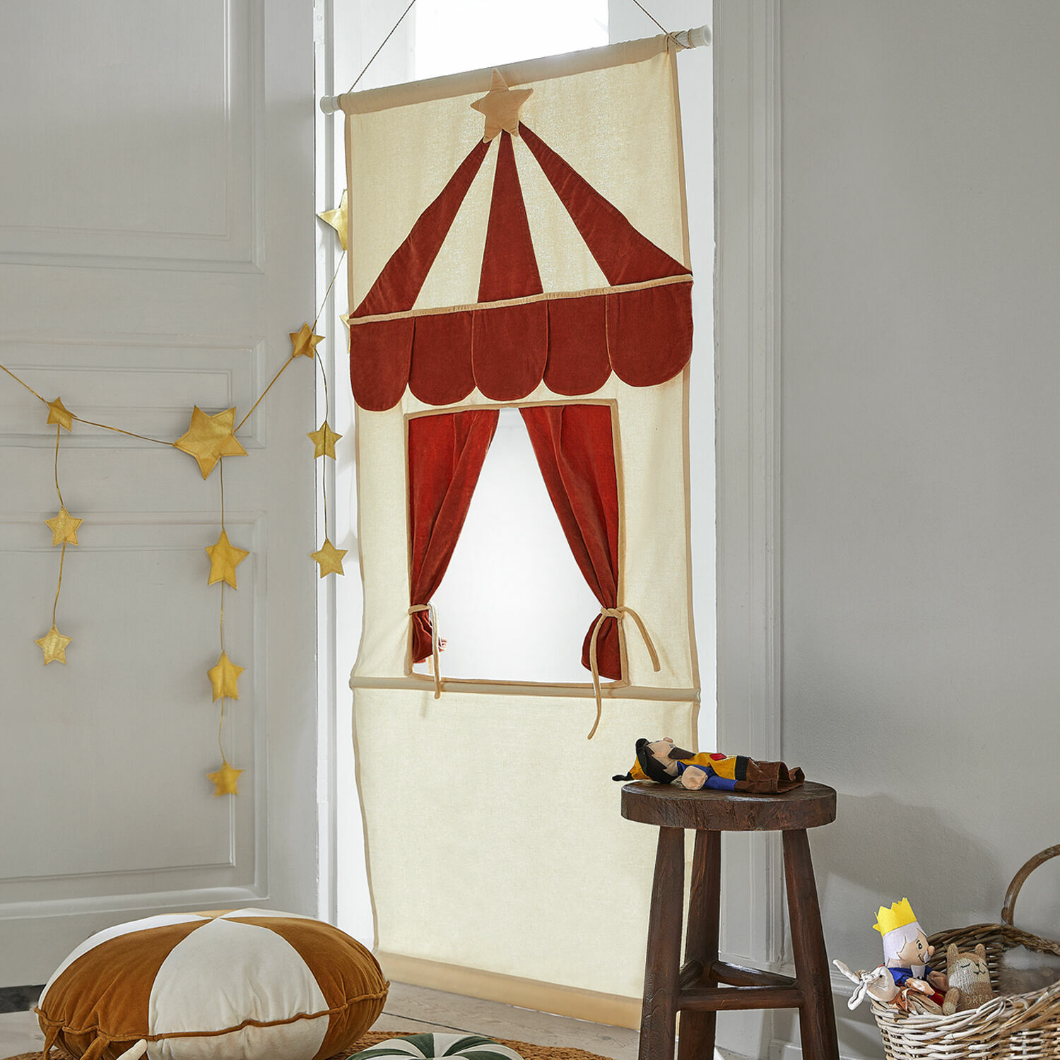 Puppentheater Papillou Beiger Baumwollvorhang mit rotem Zirkusmotiv, Kinderzimmerdekoration