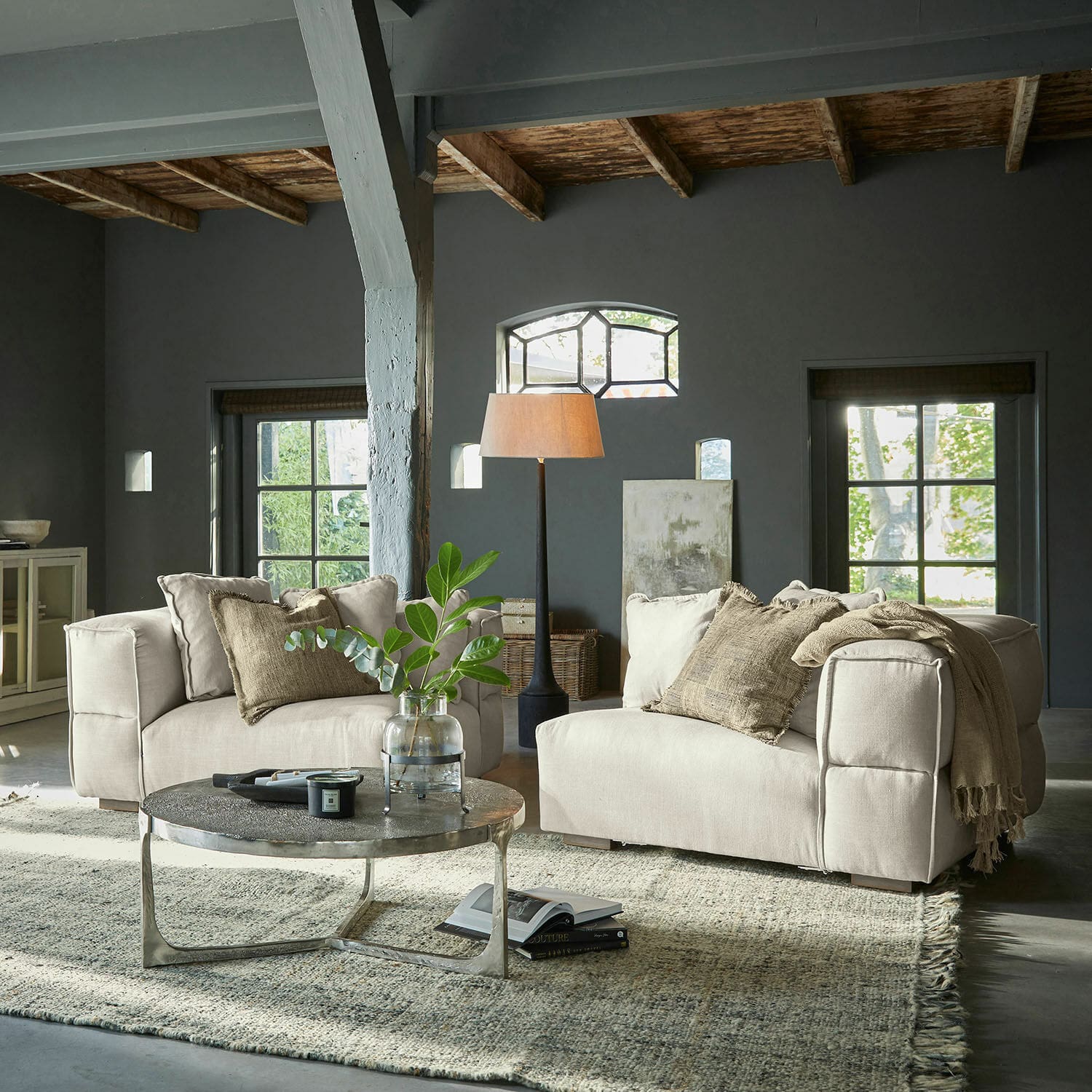 Sofa Gémonville Beiges Stoffsofa im modernen Wohnzimmer mit Metall-Couchtisch und Stehleuchte für gemütliche Atmosphäre