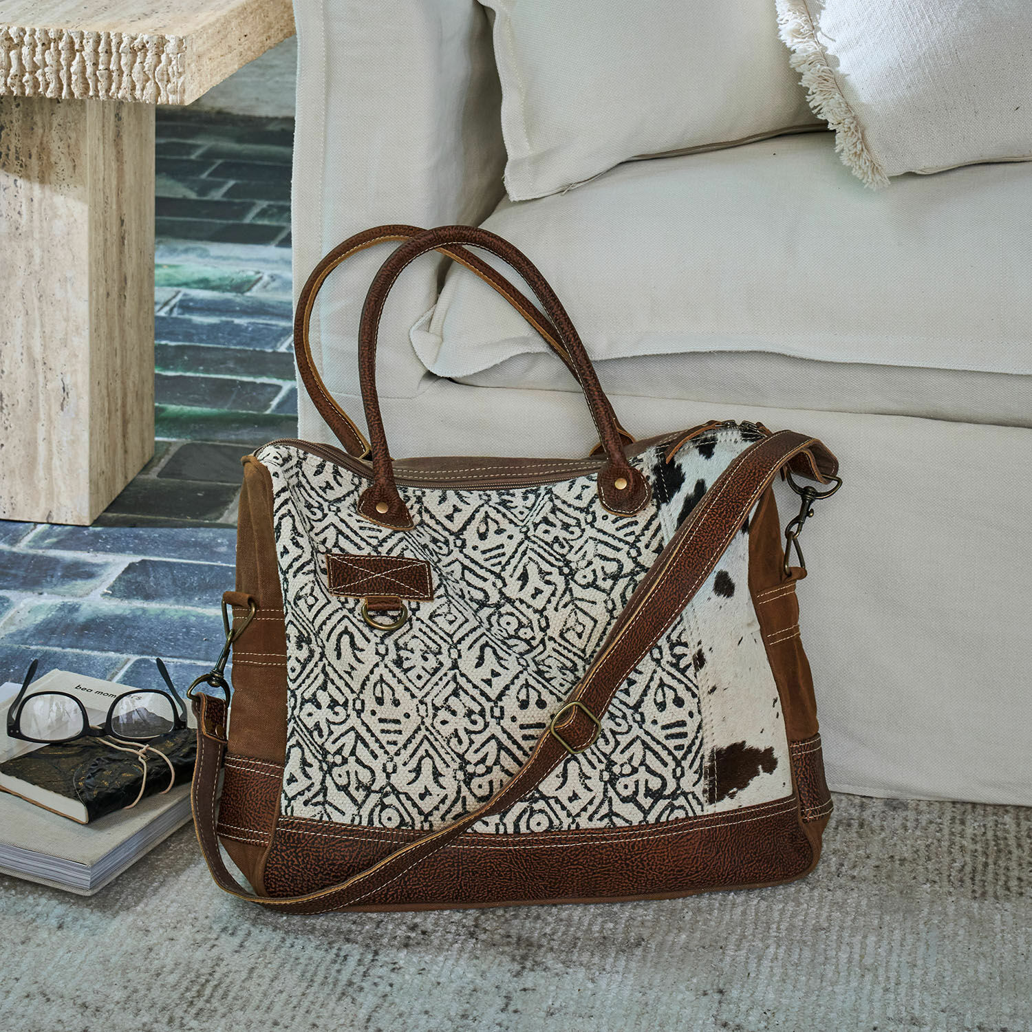 Tasche Elma Reisetasche aus braunem Leder und gemustertem Stoff in Schwarz-Weiss, stilvolle Wochenendtasche