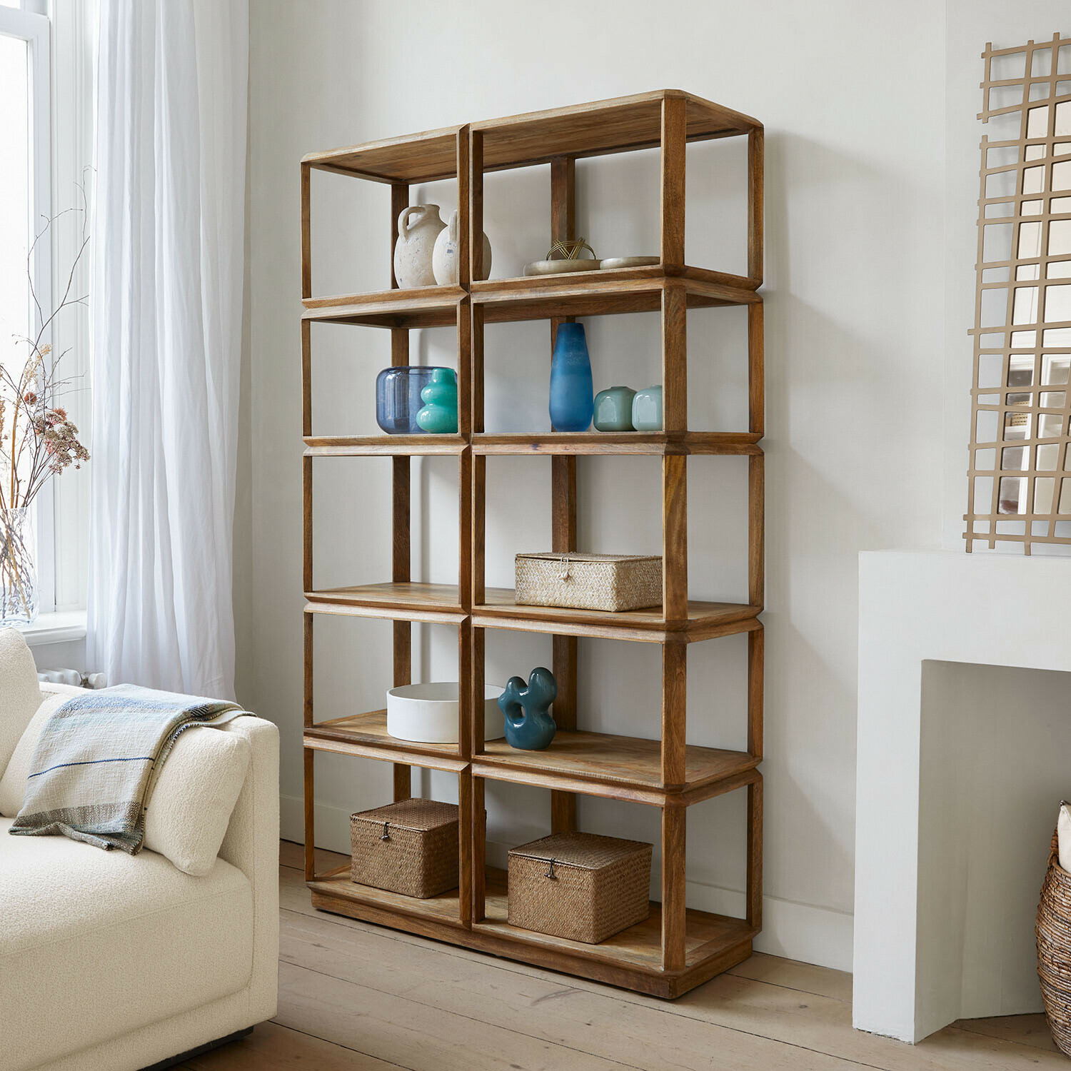 Regal Inverly Offenes Holzregal in Naturfarbe mit Dekorationen und Aufbewahrungskörben im Wohnzimmer