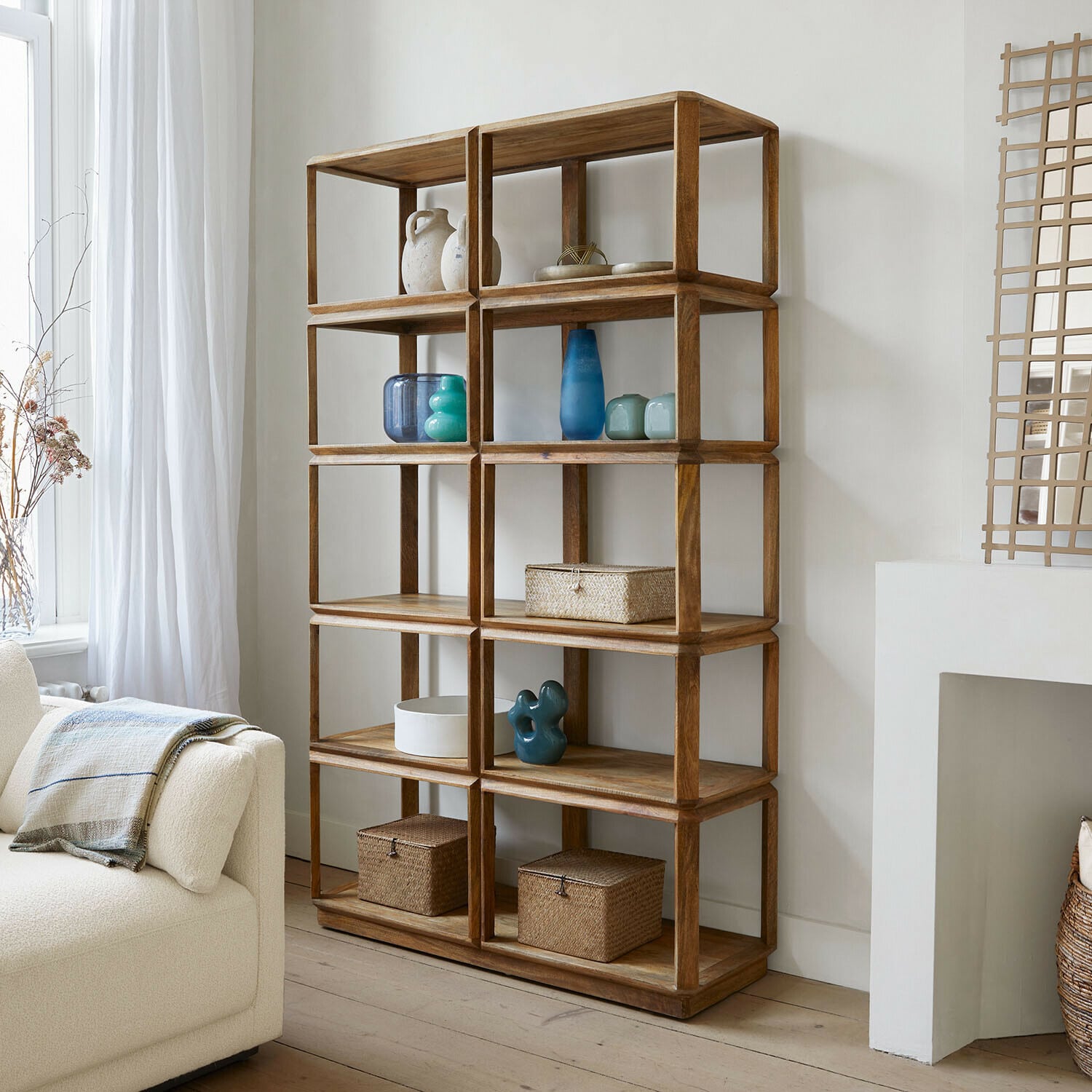 Regal Inverly Offenes Holzregal in Naturfarbe mit Dekorationen und Aufbewahrungskörben im Wohnzimmer
