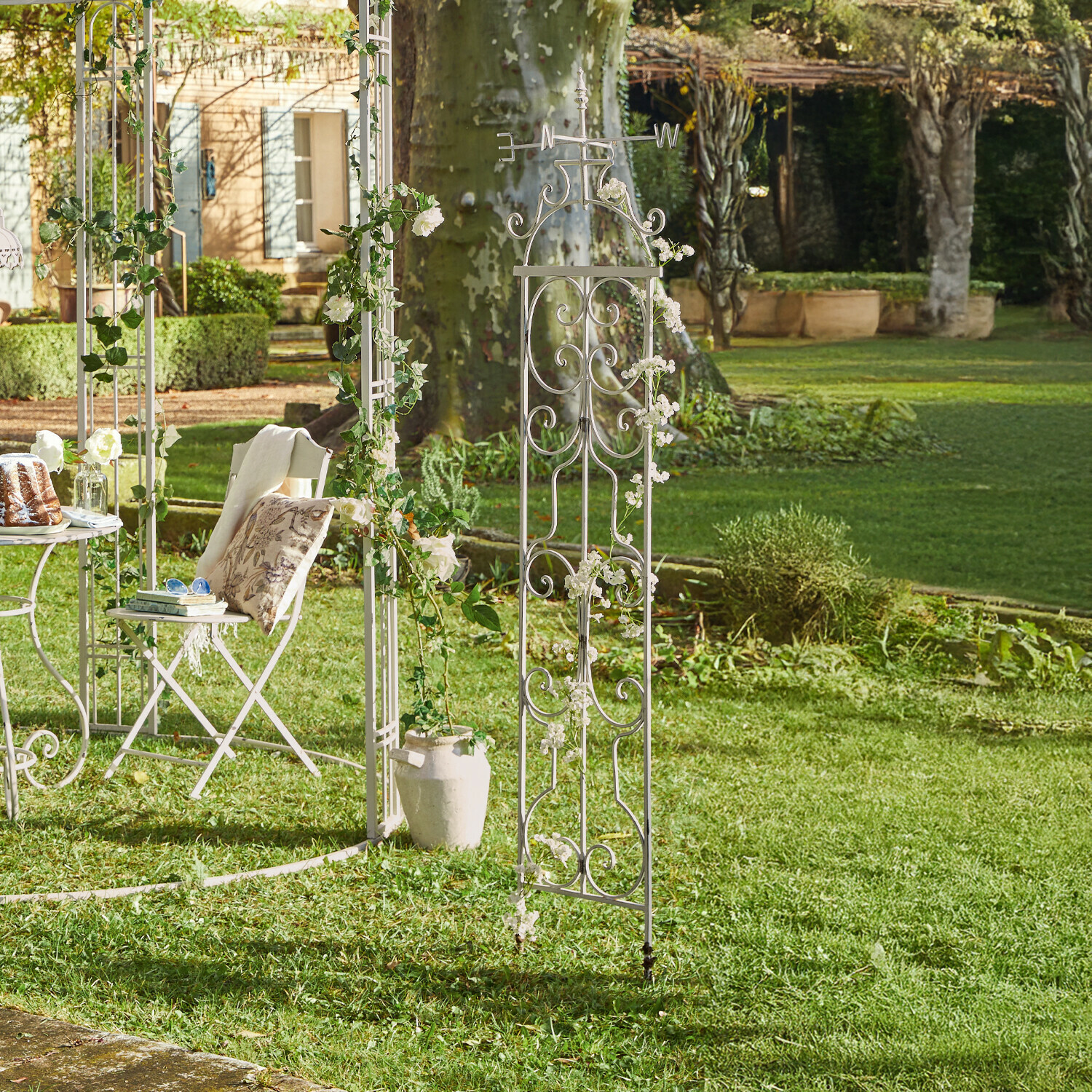 Rankgitter Cyrille Weisses Metall-Gartengitter mit dekorativen Blumen, ideal für Terrasse und Garten