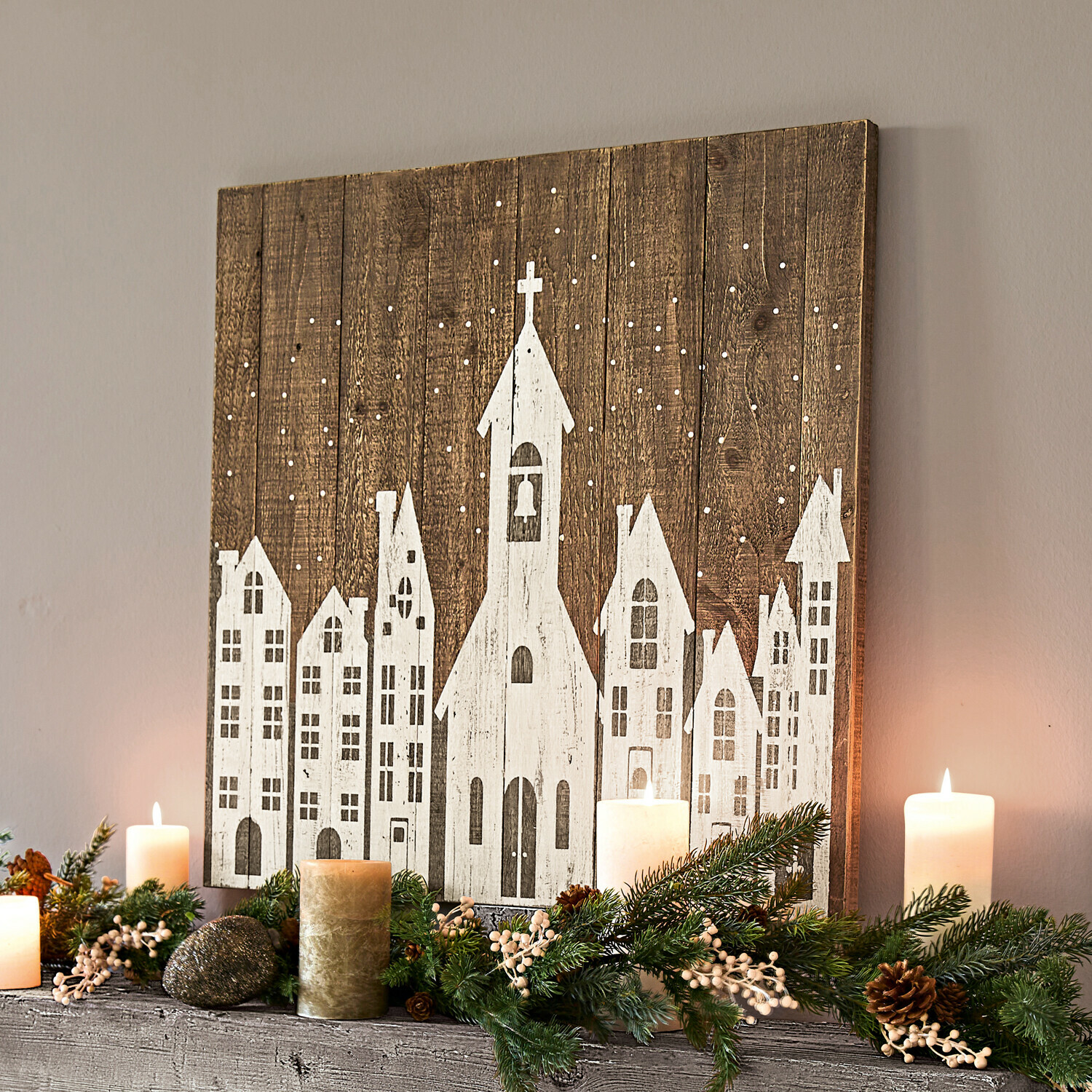 Dekoboard Luce Holz-Wandregal mit Weihnachtsdekoration, Kerzen und grünen Zweigen an beiger Wand
