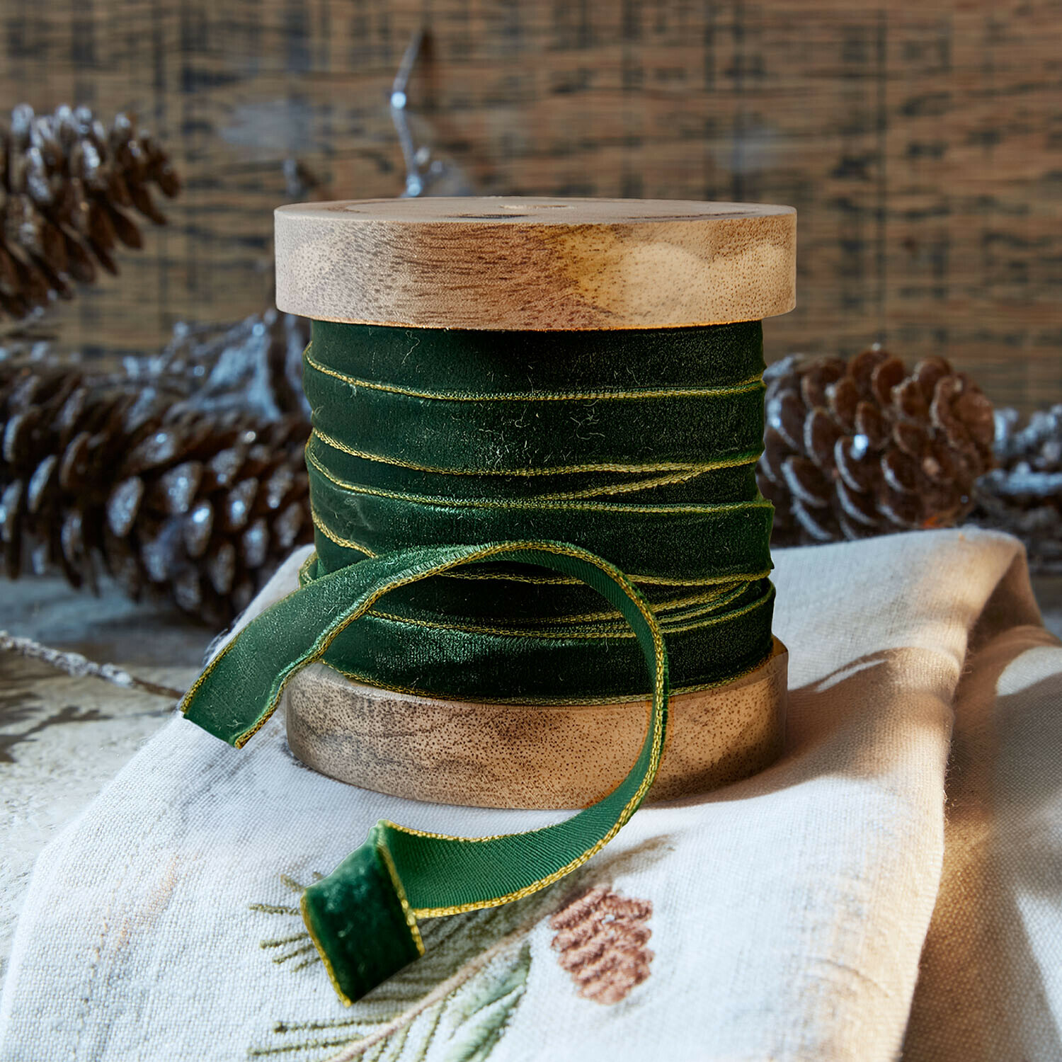 Samtband Sorima Grünes Samtband mit goldener Kante auf Holzspule, festliche Weihnachtsdekoration