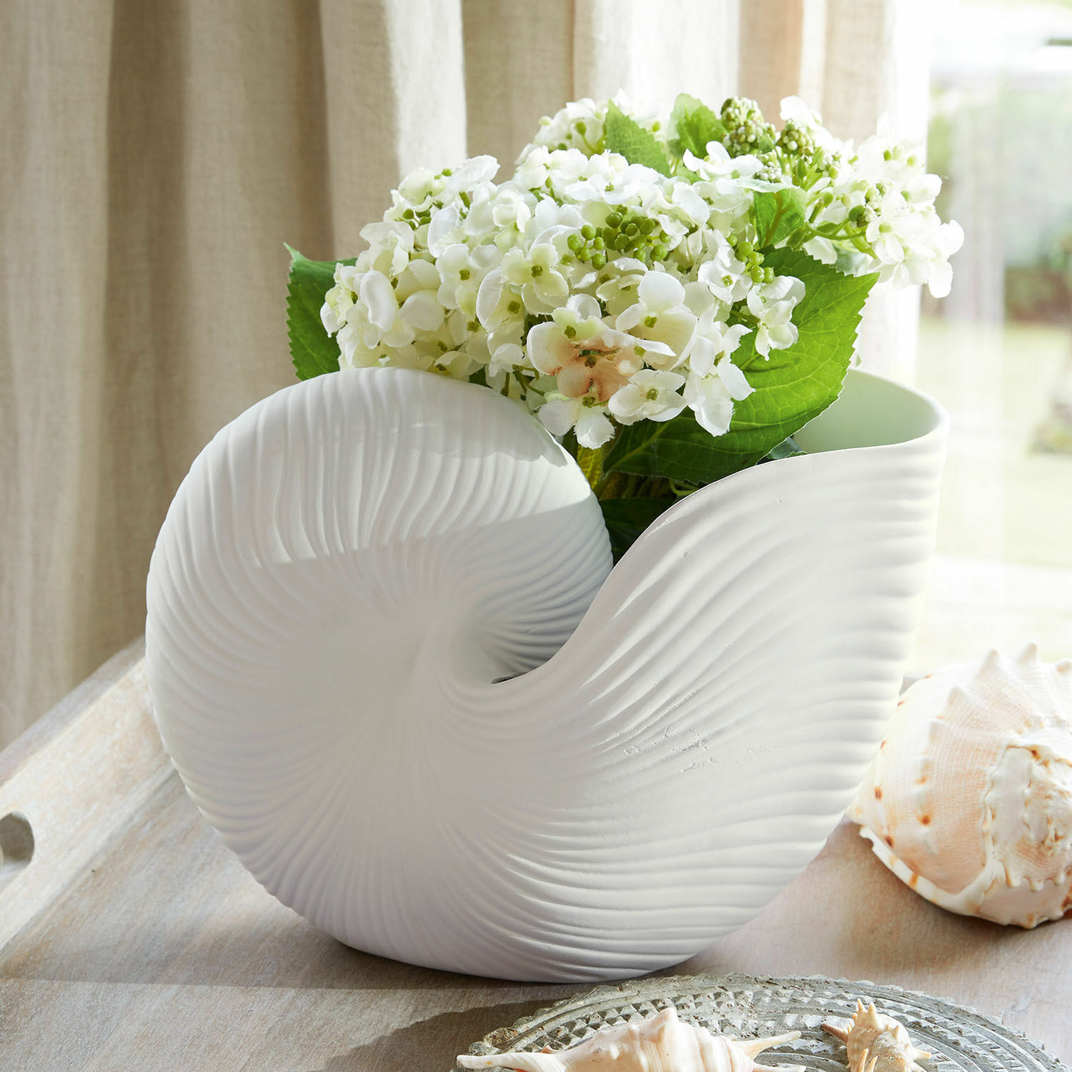 Übertopf Manteur Weisse Keramik-Blumenvase in Muschelform mit grünen Blättern und weissen Dekoblumen
