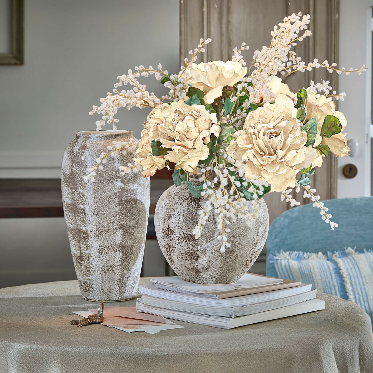 Vase 2er Set Ciel d'Opale Dekorativer Keramikvase in Beige-Braun mit cremefarbenem Blumenstrauß auf Tisch mit gestapelten Büchern