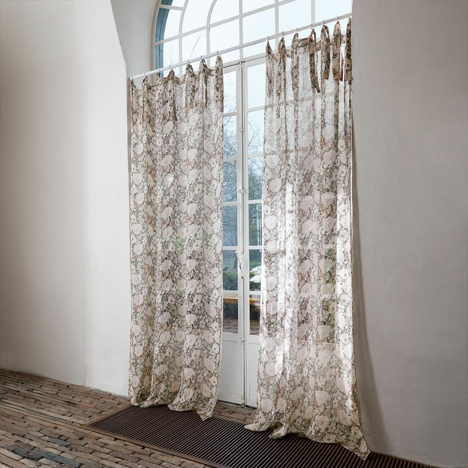 Gardine Cappellina Transparente Vorhänge mit zartem Muster in Beige- und Brauntönen vor weissem Fenster