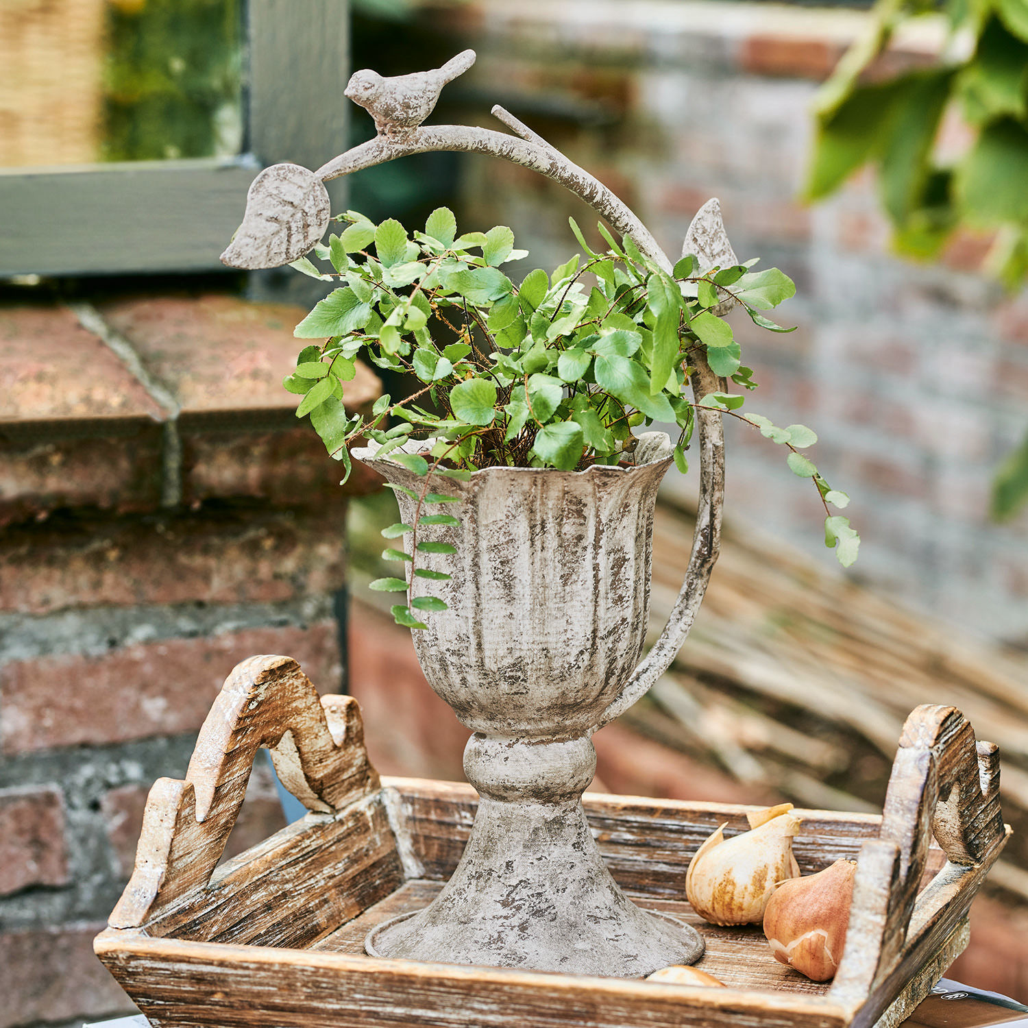 Übertopf Laria Dekorative graue Metallvase im Vintage-Stil mit Vogel und Blättern, Gartendekoration