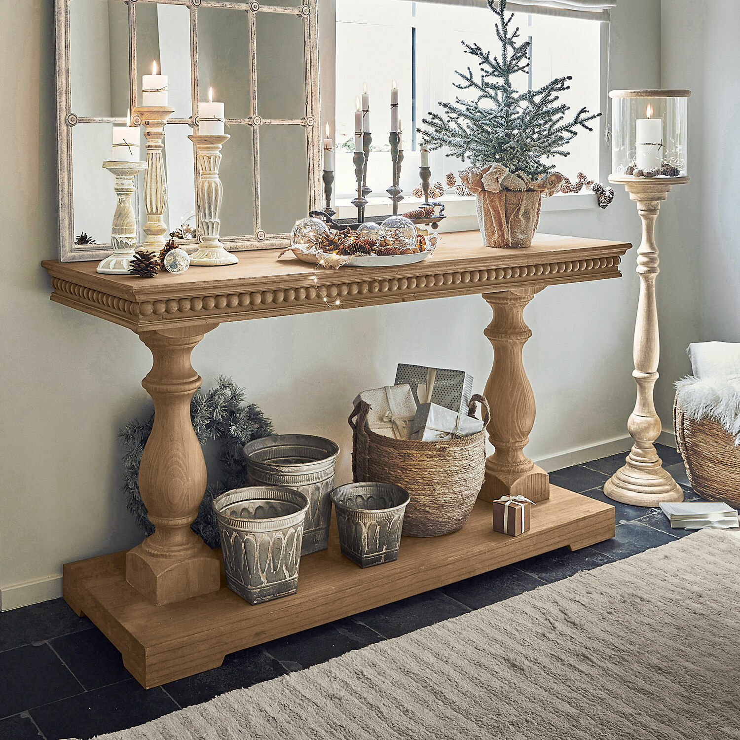 Konsole Angol Holzkonsole mit dekorativen Kerzenhaltern und Weihnachtsdekoration in hellem Raum