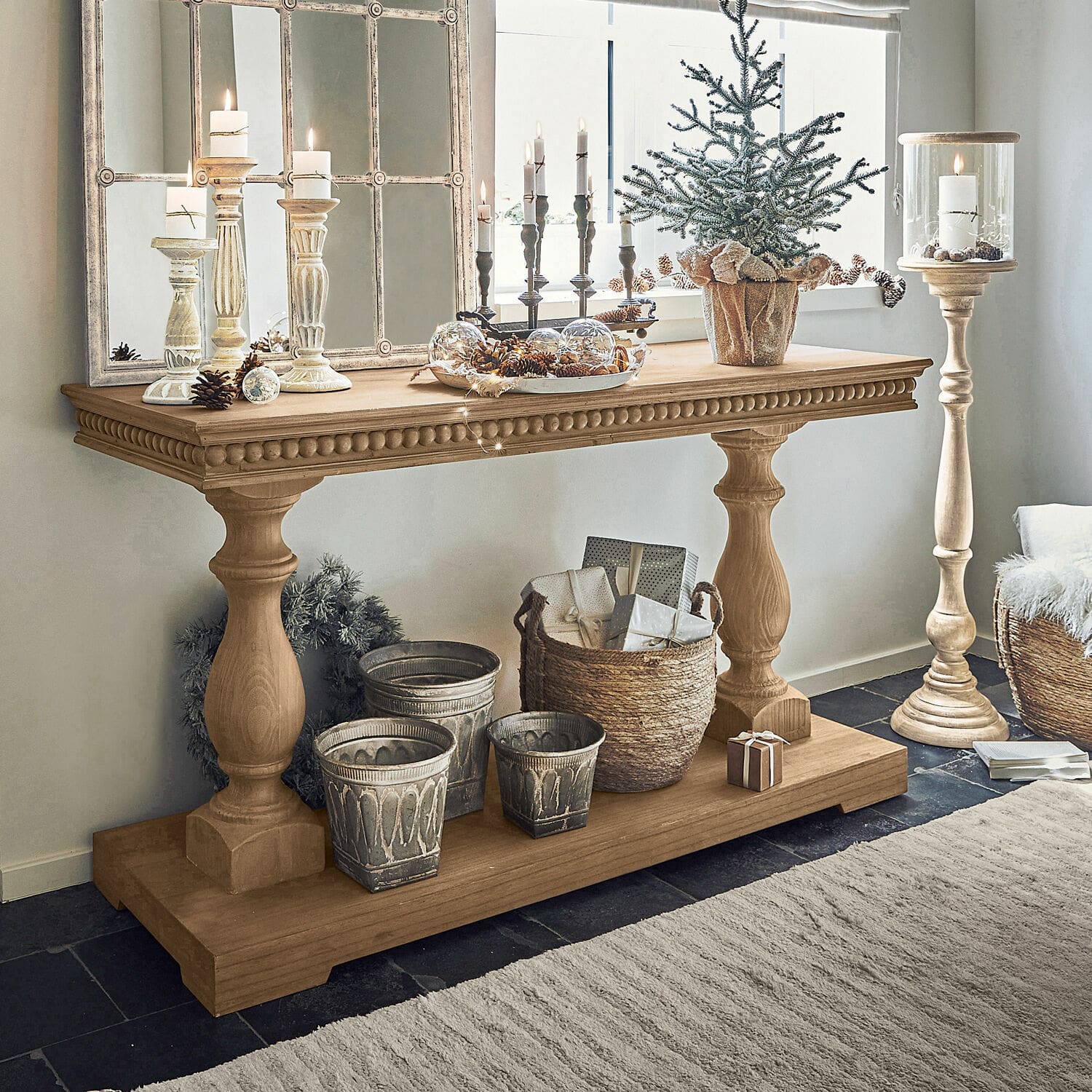 Konsole Angol Holzkonsole mit dekorativen Kerzenhaltern und Weihnachtsdekoration in hellem Raum