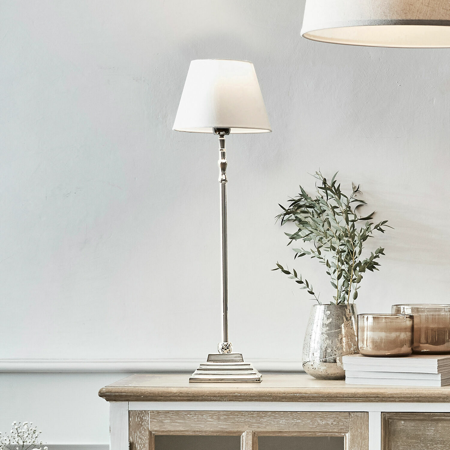 Tischlampe Mayfair Elegante Tischlampe mit weissem Lampenschirm und Metallfuss auf Holzkommode, Wohnraumdekoration