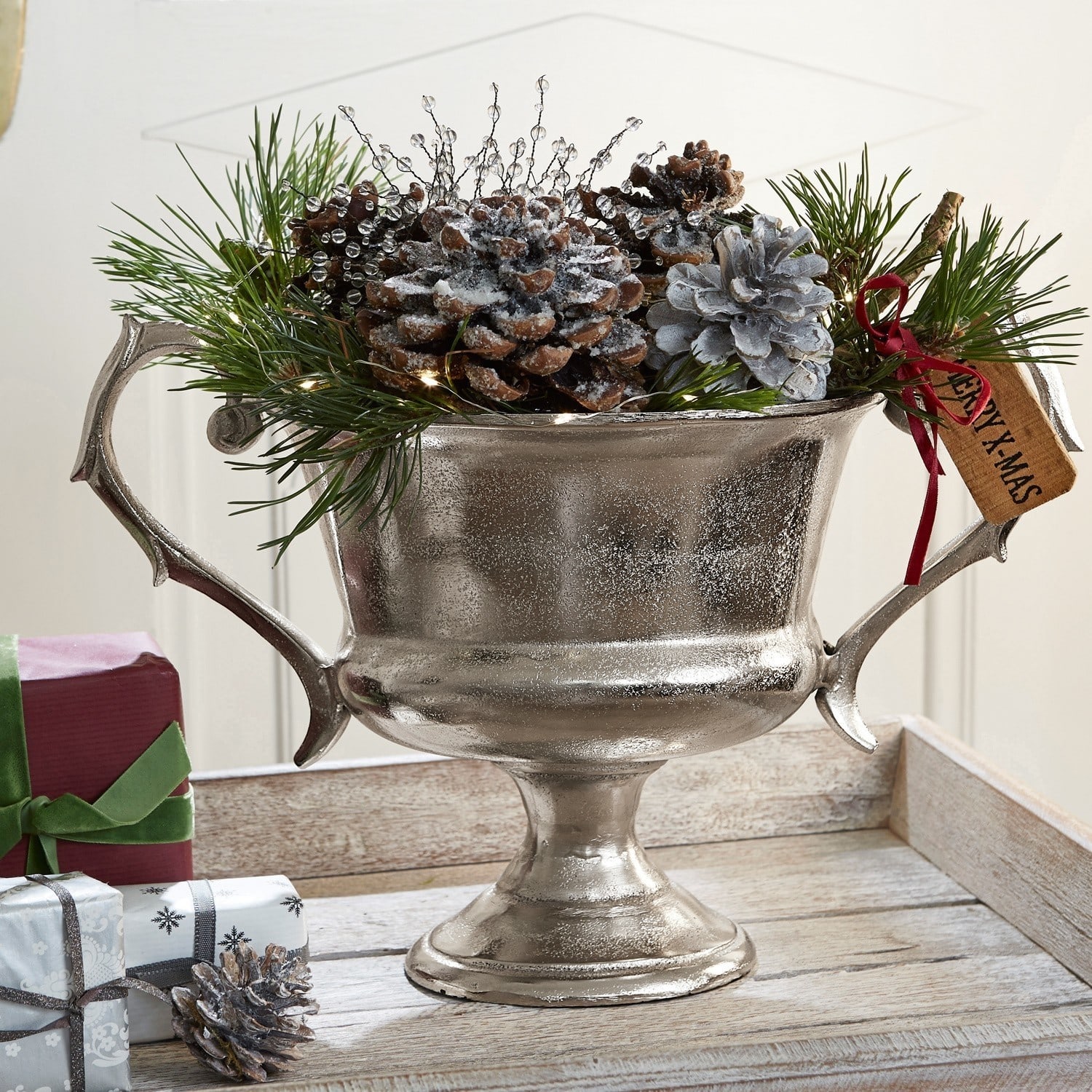 Schale Espère Silberne Metallschale mit Tannenzapfen und grünen Zweigen als Weihnachtsdekoration