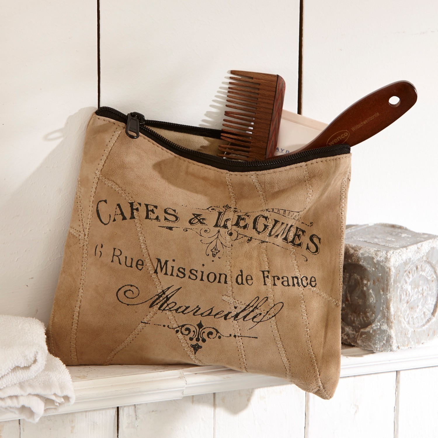 Täschchen Jeannice Beige Kosmetiktasche aus Wildleder mit schwarzem Reissverschluss und französischem Aufdruck, Holz-Kamm sichtbar