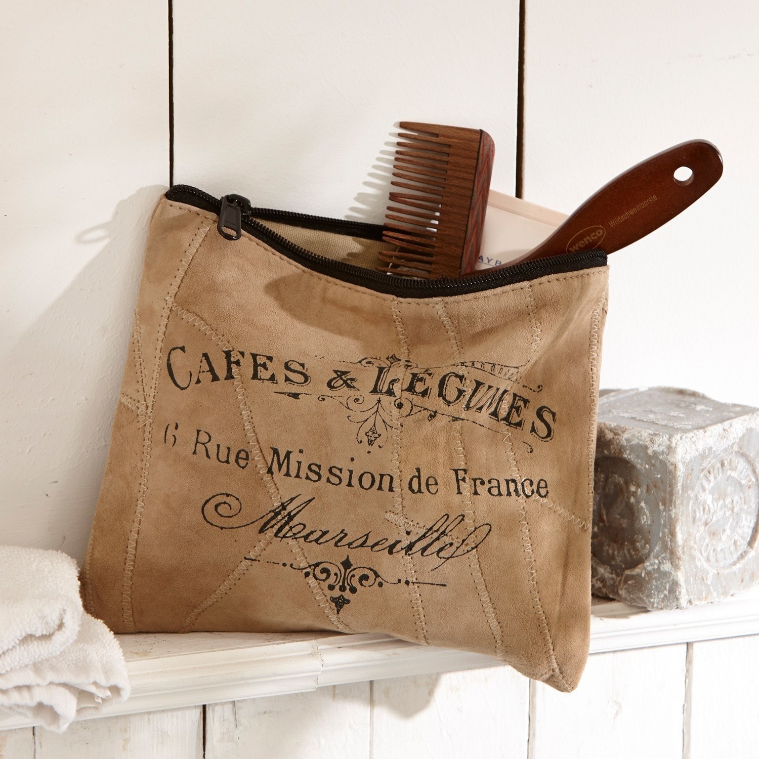 Täschchen Jeannice Beige Kosmetiktasche aus Wildleder mit schwarzem Reissverschluss und französischem Aufdruck, Holz-Kamm sichtbar