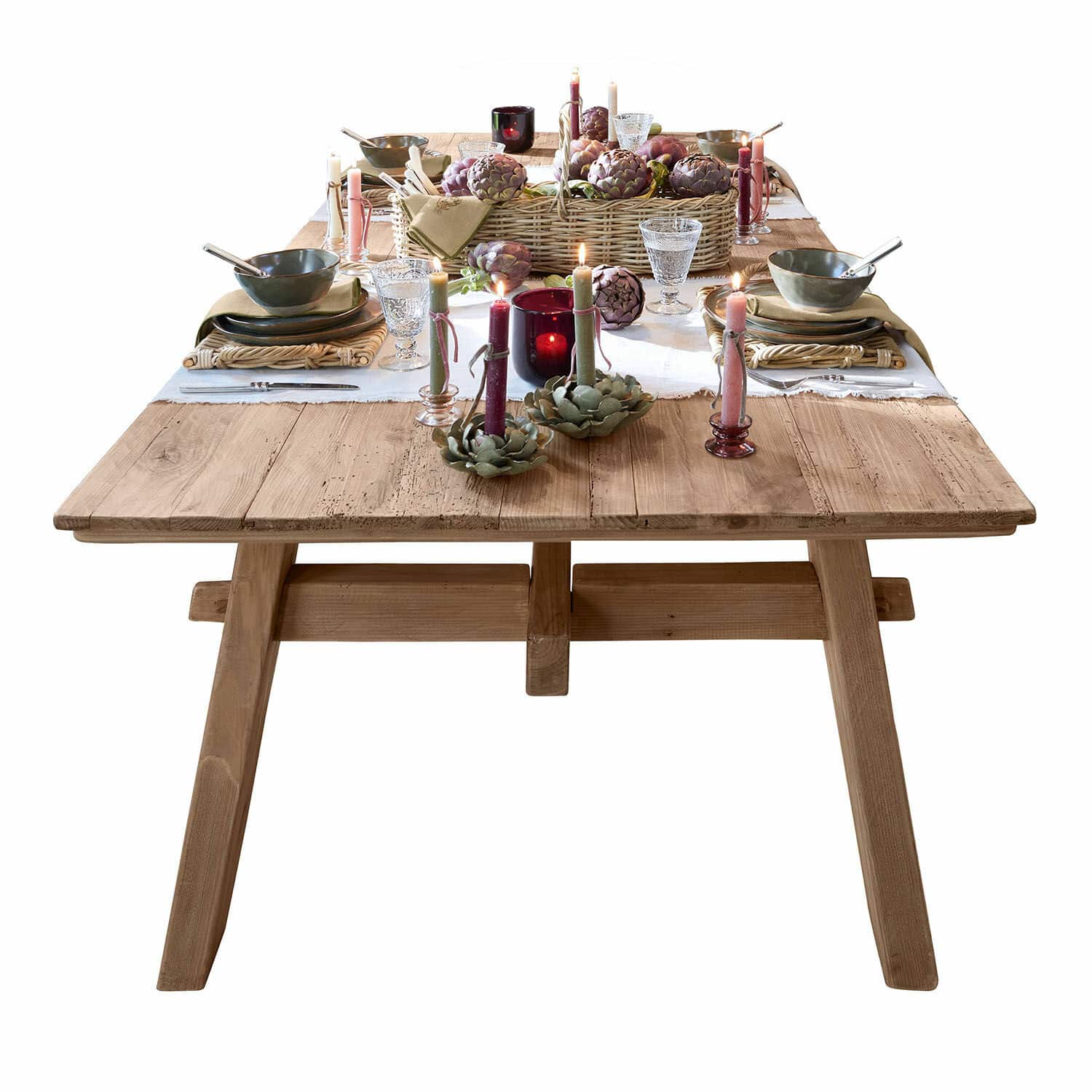 Esstisch Wilevor Esstisch aus naturbelassenem Holz mit rustikalem Finish, dekoriert mit Kerzen und Geschirr