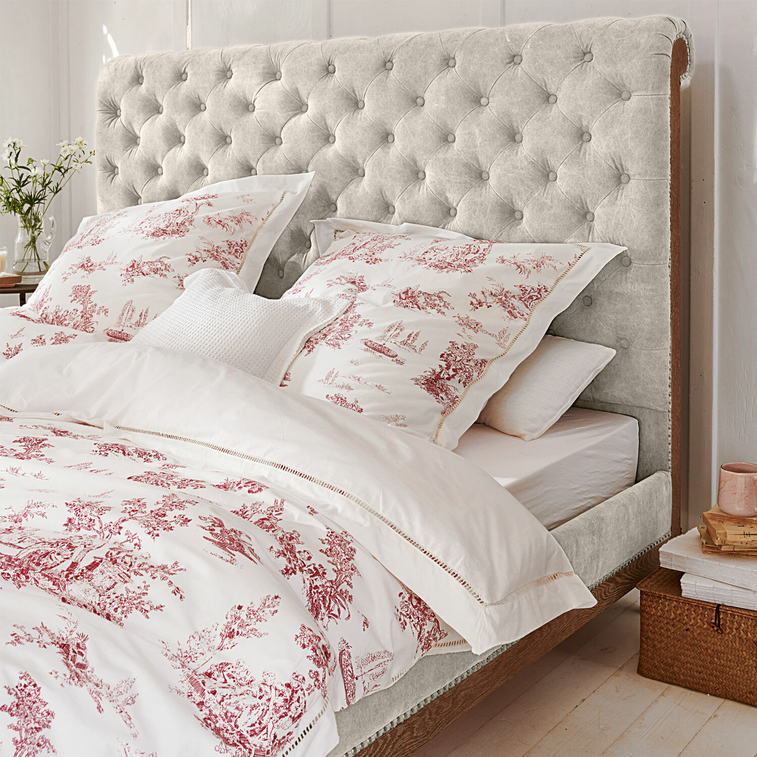 Bettwäsche Toile rouge Bett mit hellgrauem, gesteppterem Kopfteil und Holzrahmen in gemütlichem Schlafzimmer