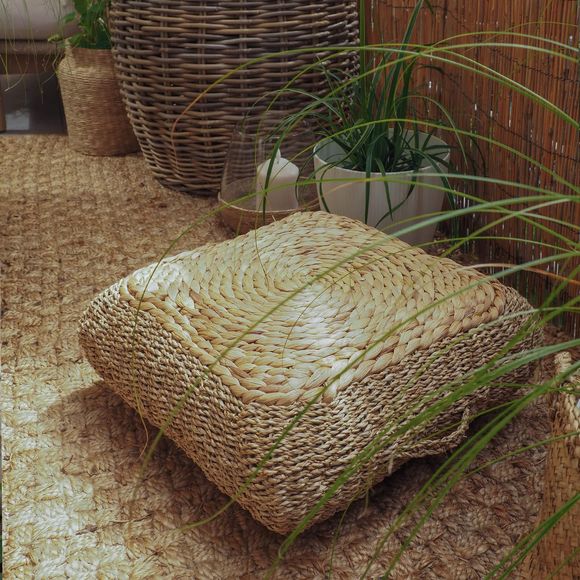 Quadratisches Bodenkissen aus geflochtenem Naturstroh in Beige für gemütliche Wohnakzente