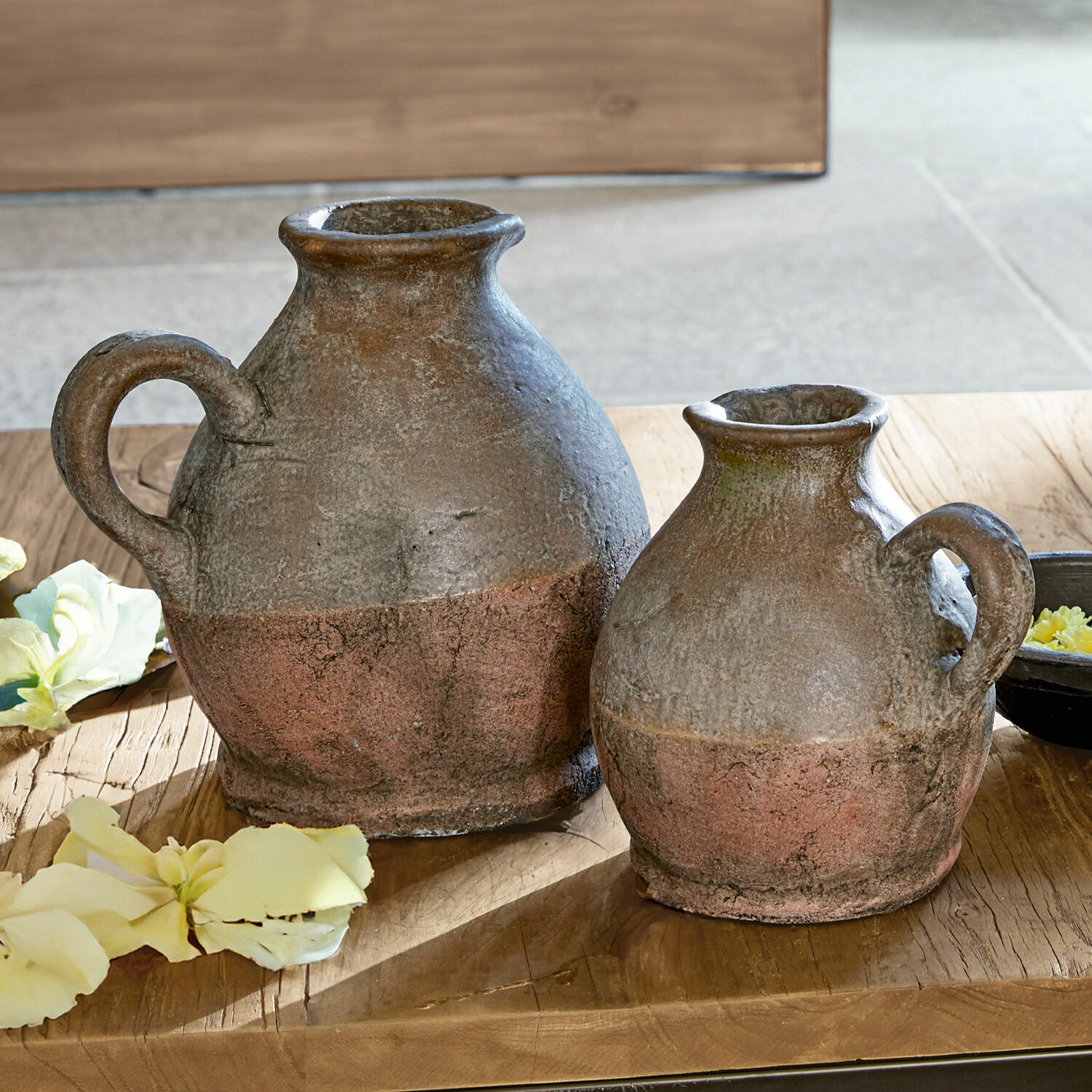 Vase 2er Set Henriette Zwei rustikale Keramikkrüge in braun-roter Farbe auf Holztisch mit Blumen dekoriert