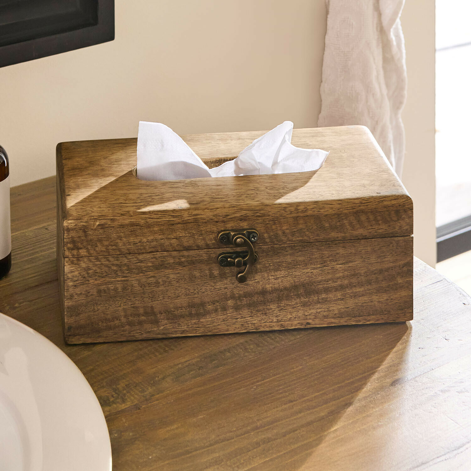 Taschentuchbox Luneford Holzbox für Taschentücher in Naturfarbe mit Metallverschluss auf Holztisch